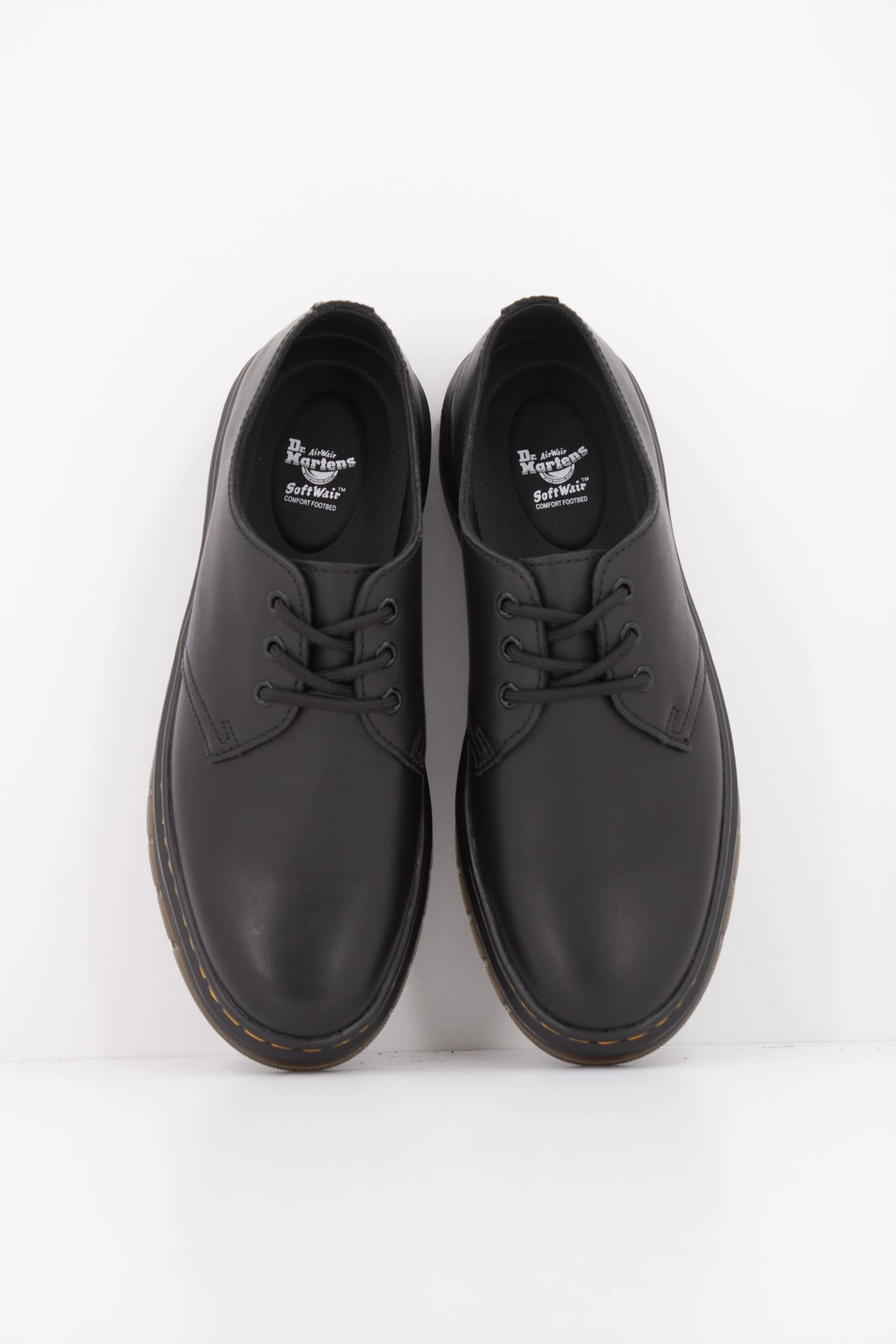 DR. MARTENS BROOKLINE LO 3 EYE SHOE en color NEGRO (3)