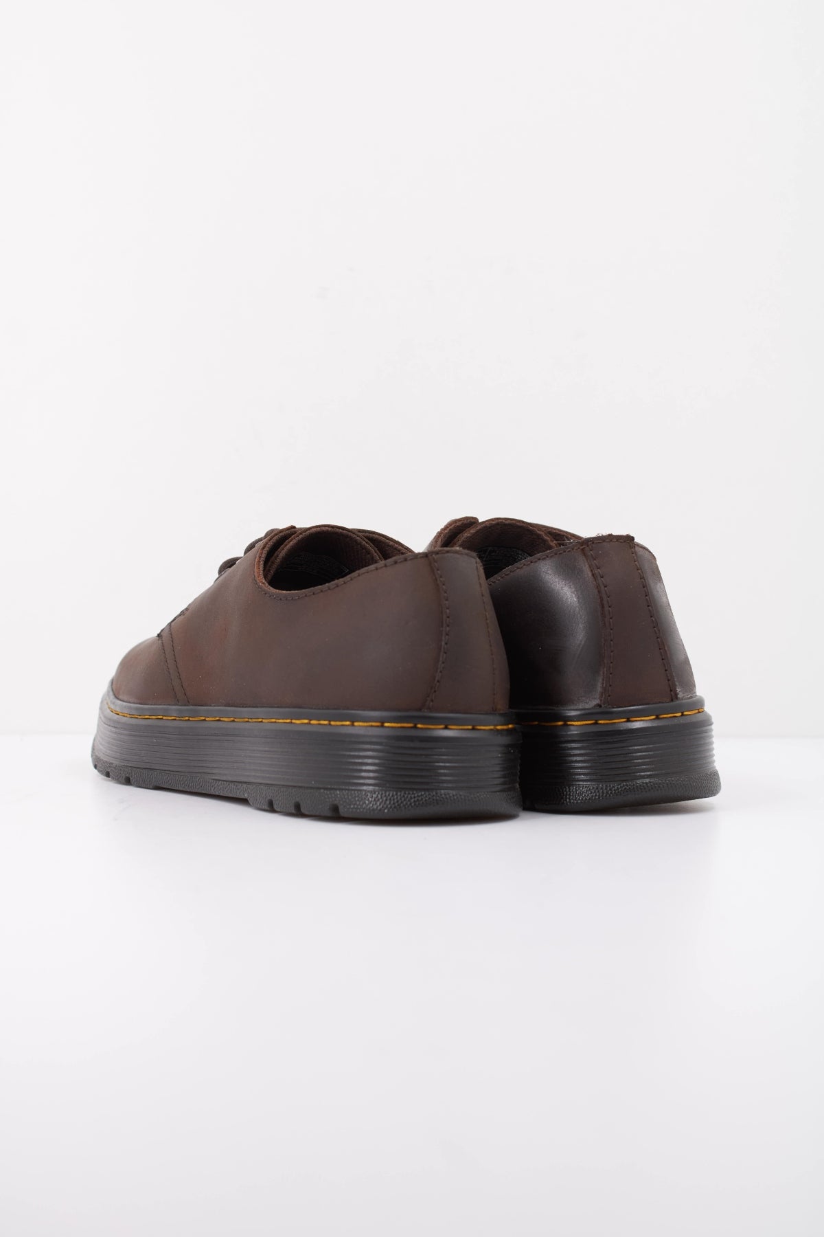 DR. MARTENS BROOKLINE LO 3 EYE SHOE DARK en color MARRON (4)
