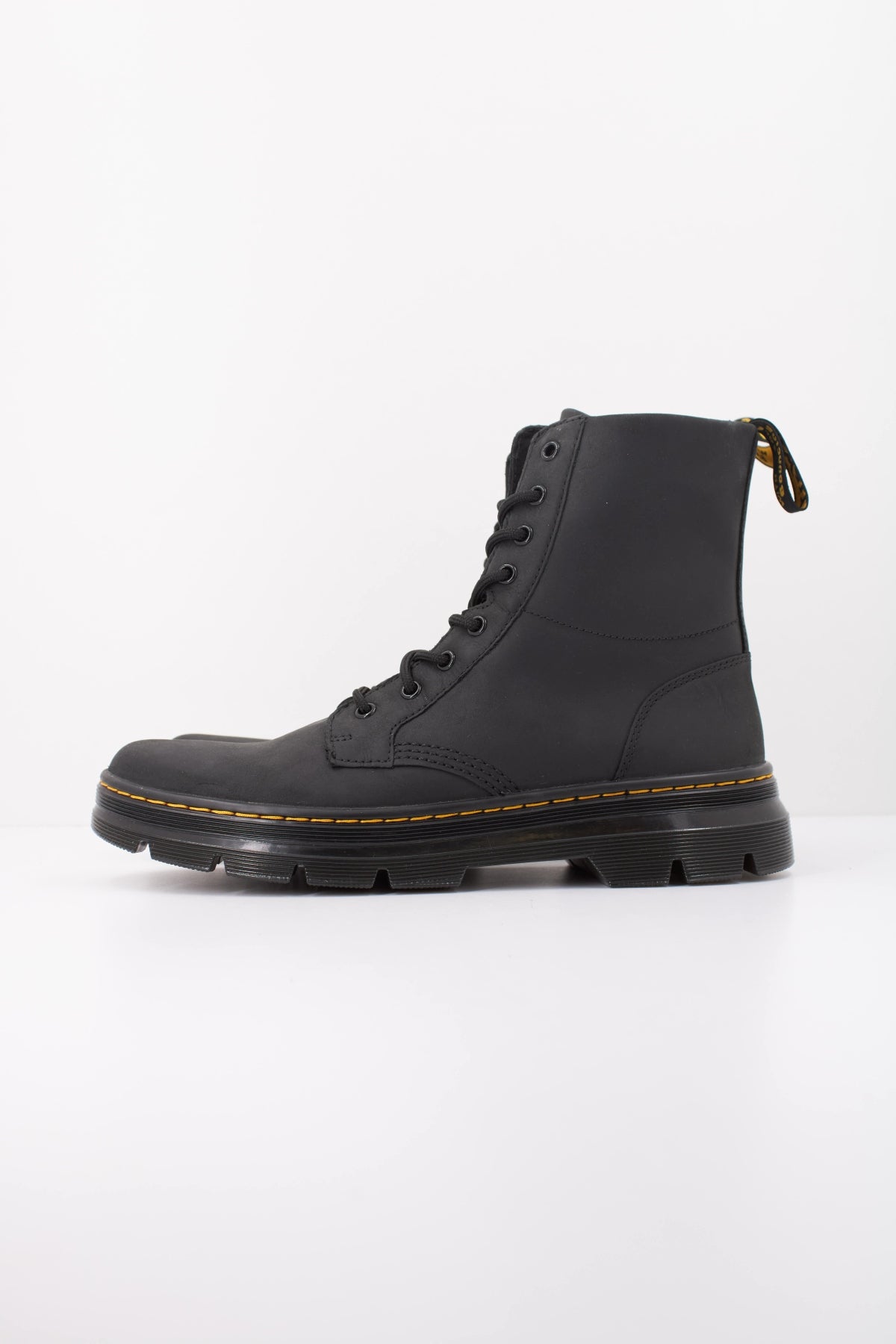 DR. MARTENS COMBS LEATHER 26007001 en color NEGRO (1)