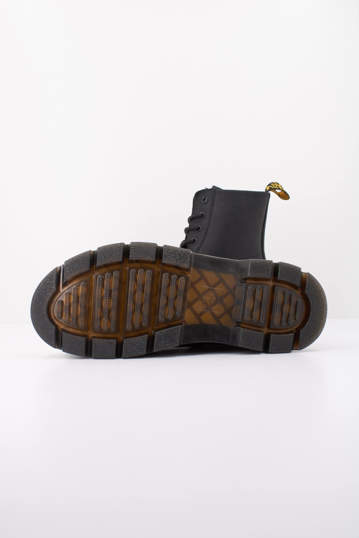 DR. MARTENS COMBS LEATHER en color NEGRO (5)