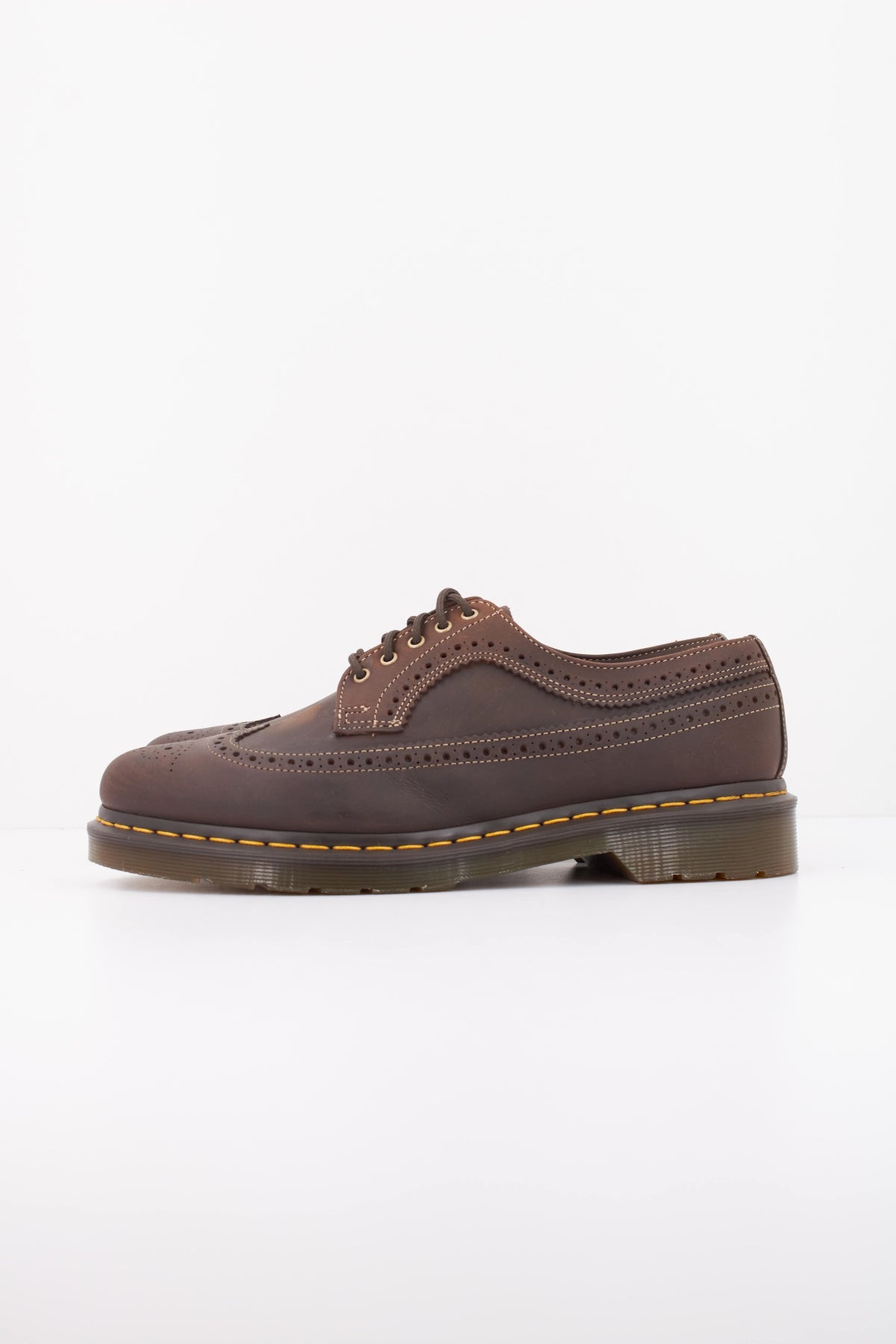 DR. MARTENS 3989 YS BROGUE SHOE en color MARRON (1)
