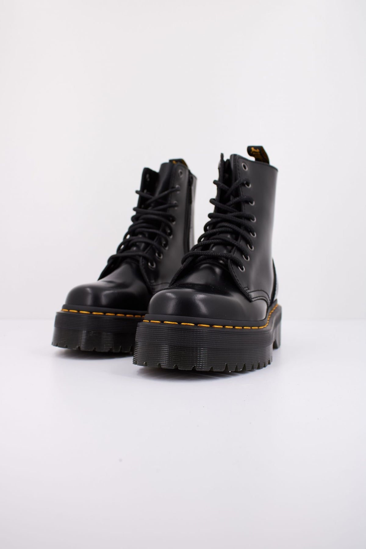 DR. MARTENS JADON 15265001 en color NEGRO (2)