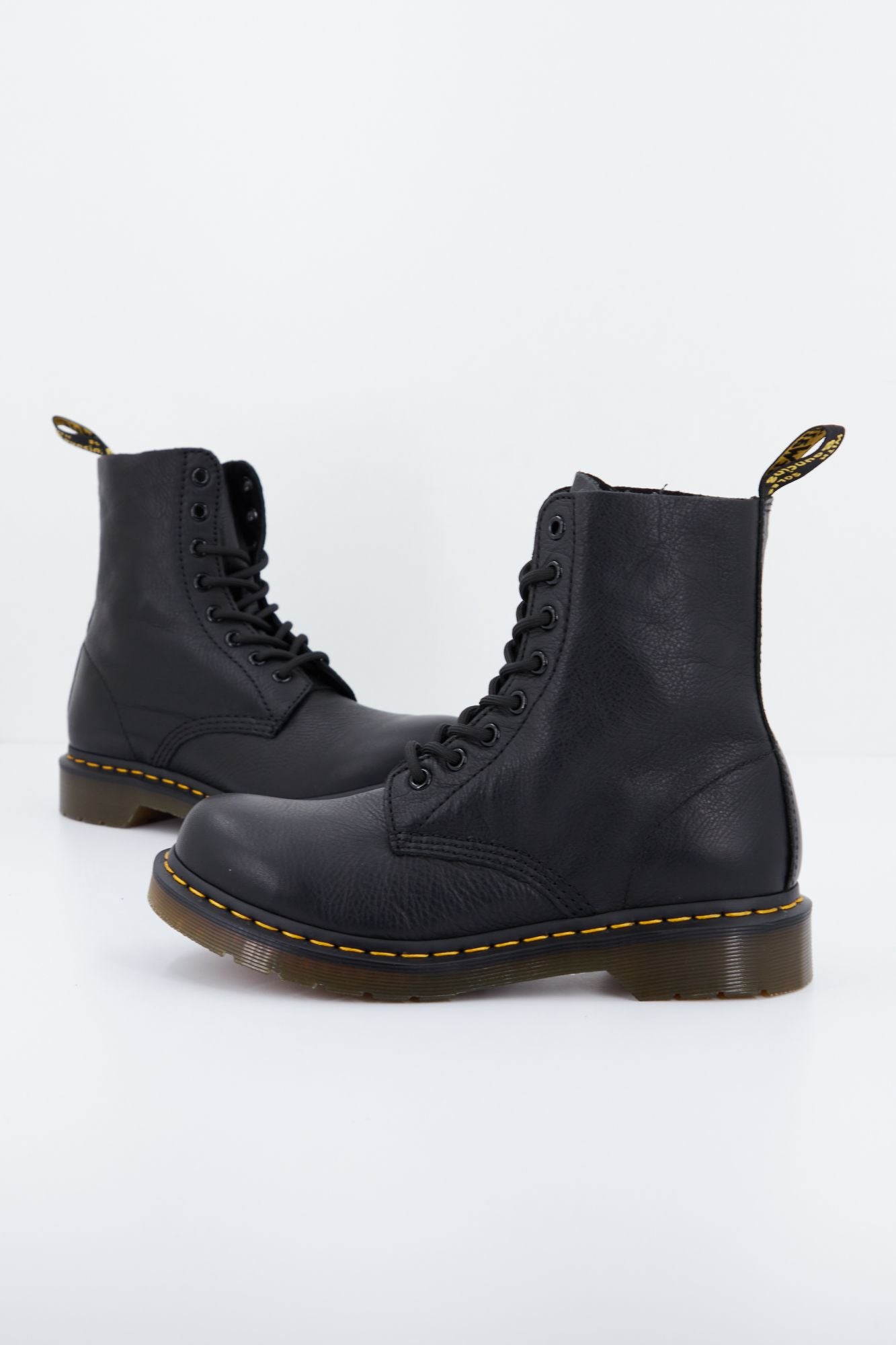 DR. MARTENS PASCAL 8 EYE VIRGINIA en color NEGRO (1)