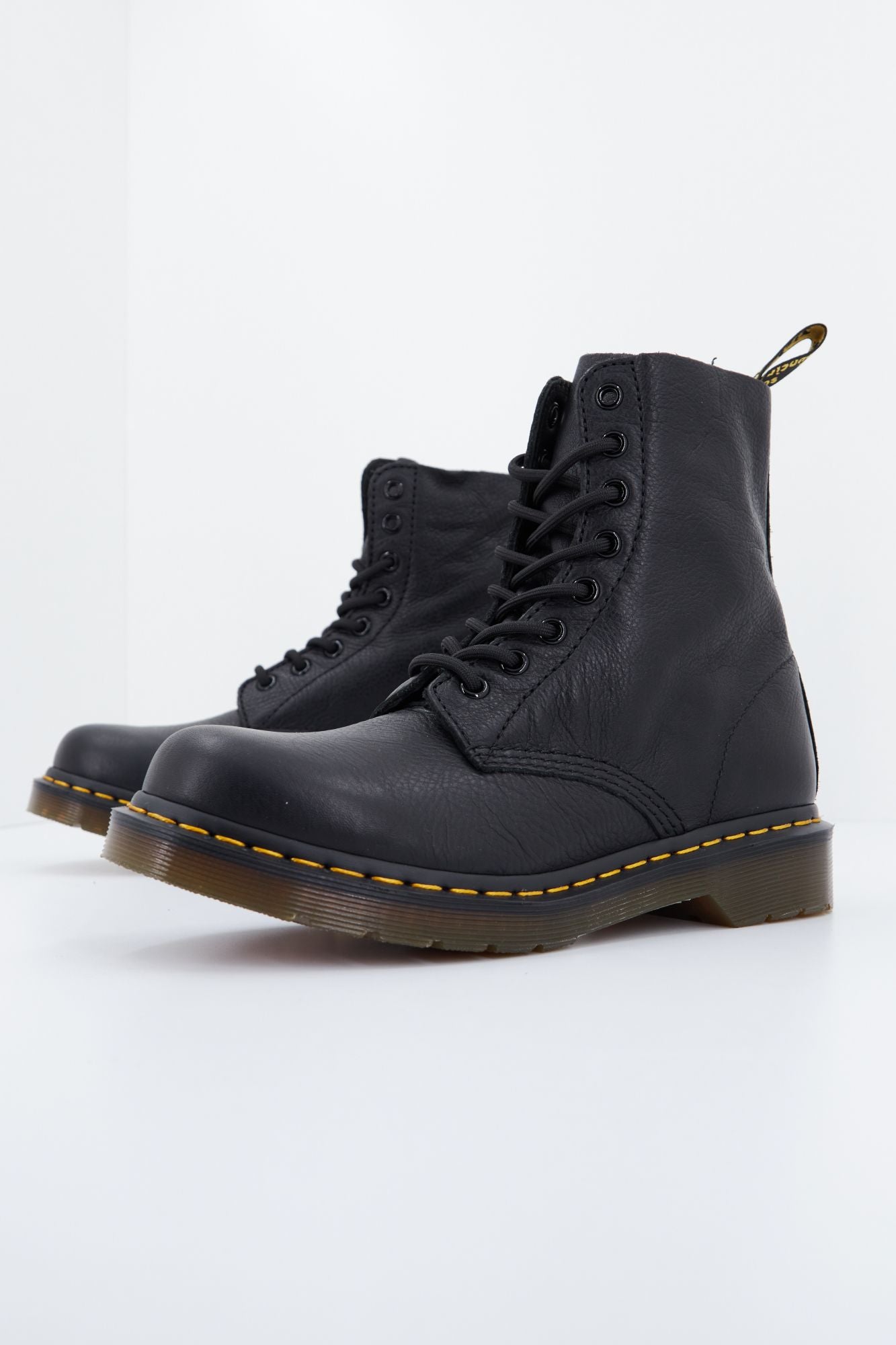 DR. MARTENS PASCAL 8 EYE VIRGINIA en color NEGRO (2)