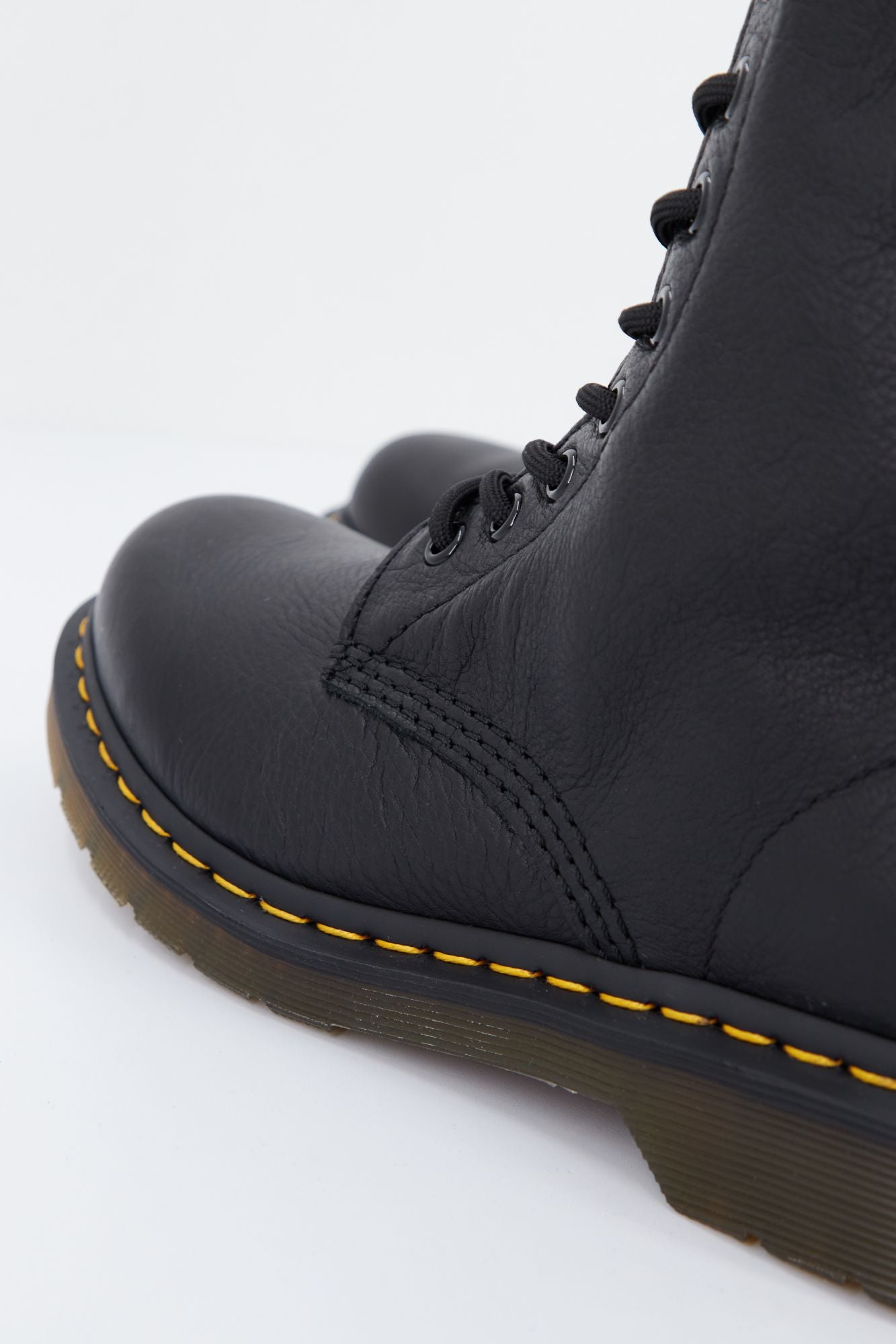 DR. MARTENS PASCAL 8 EYE VIRGINIA en color NEGRO (4)
