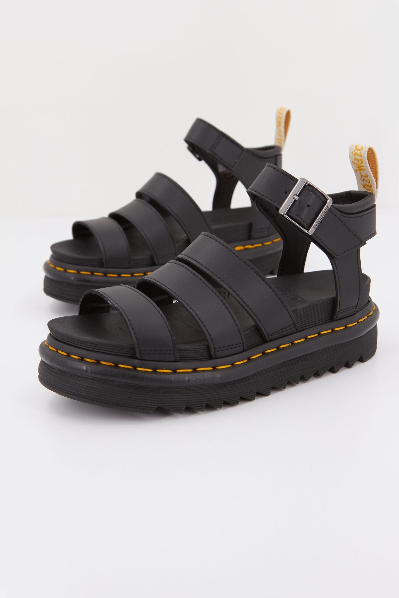 DR. MARTENS VEGAN BLAIRE en color NEGRO (2)