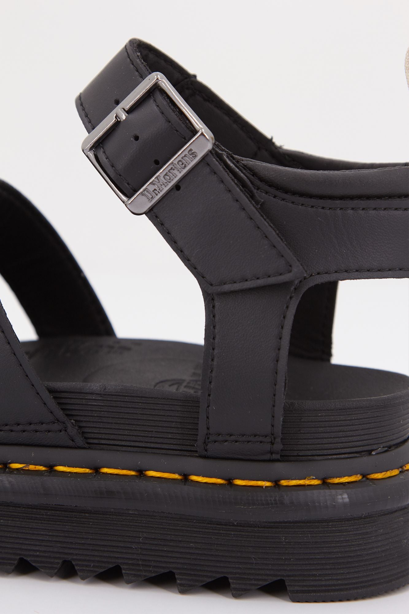 DR. MARTENS VEGAN BLAIRE en color NEGRO (3)