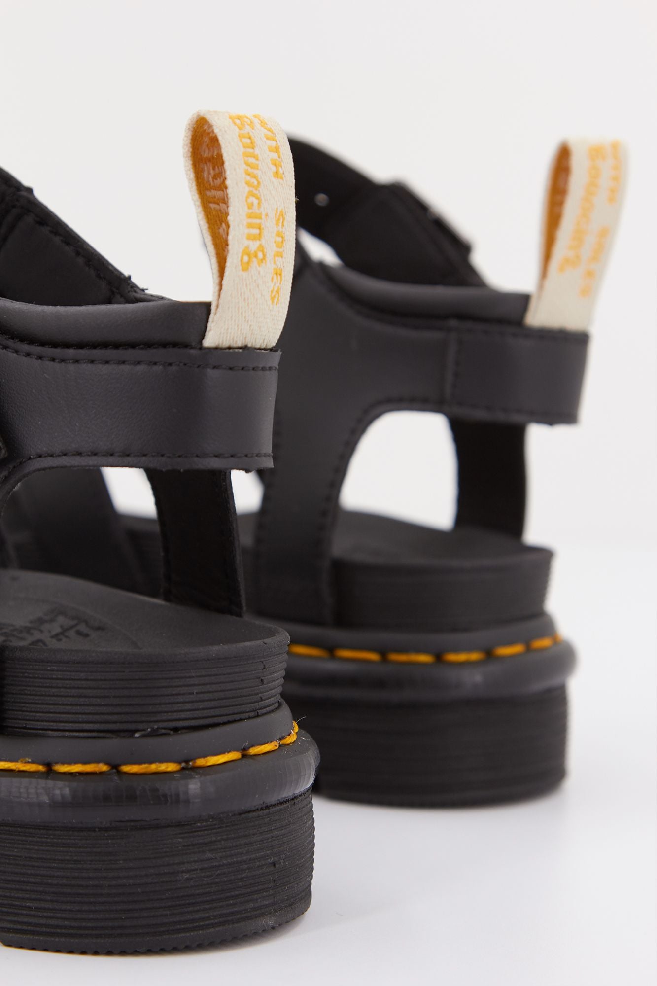 DR. MARTENS VEGAN BLAIRE en color NEGRO (5)