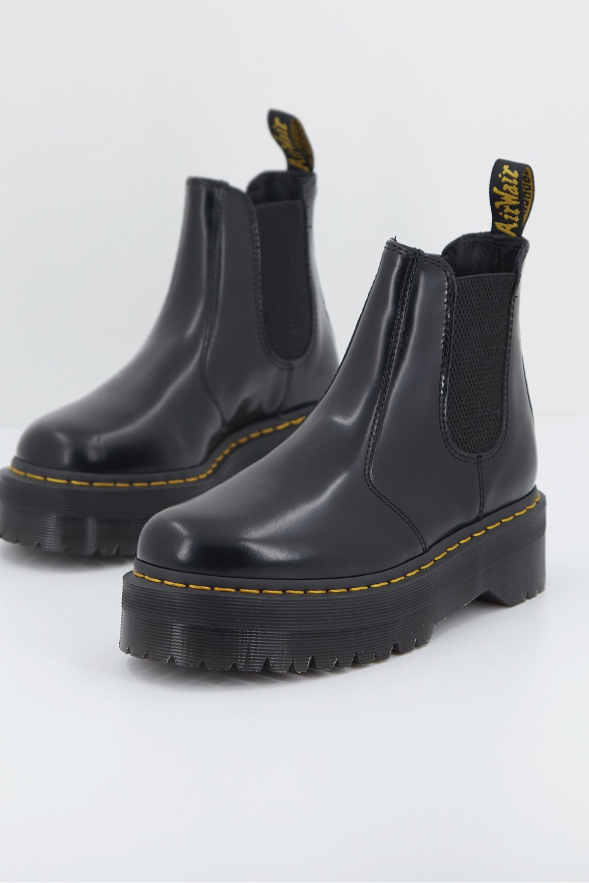 DR. MARTENS PLATAFORMA 2976 QUAD DE PIEL SMOOTH en color NEGRO (2)