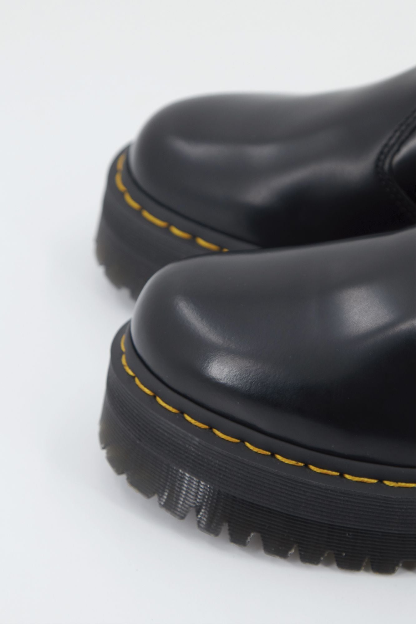 DR. MARTENS PLATAFORMA 2976 QUAD DE PIEL SMOOTH en color NEGRO (4)