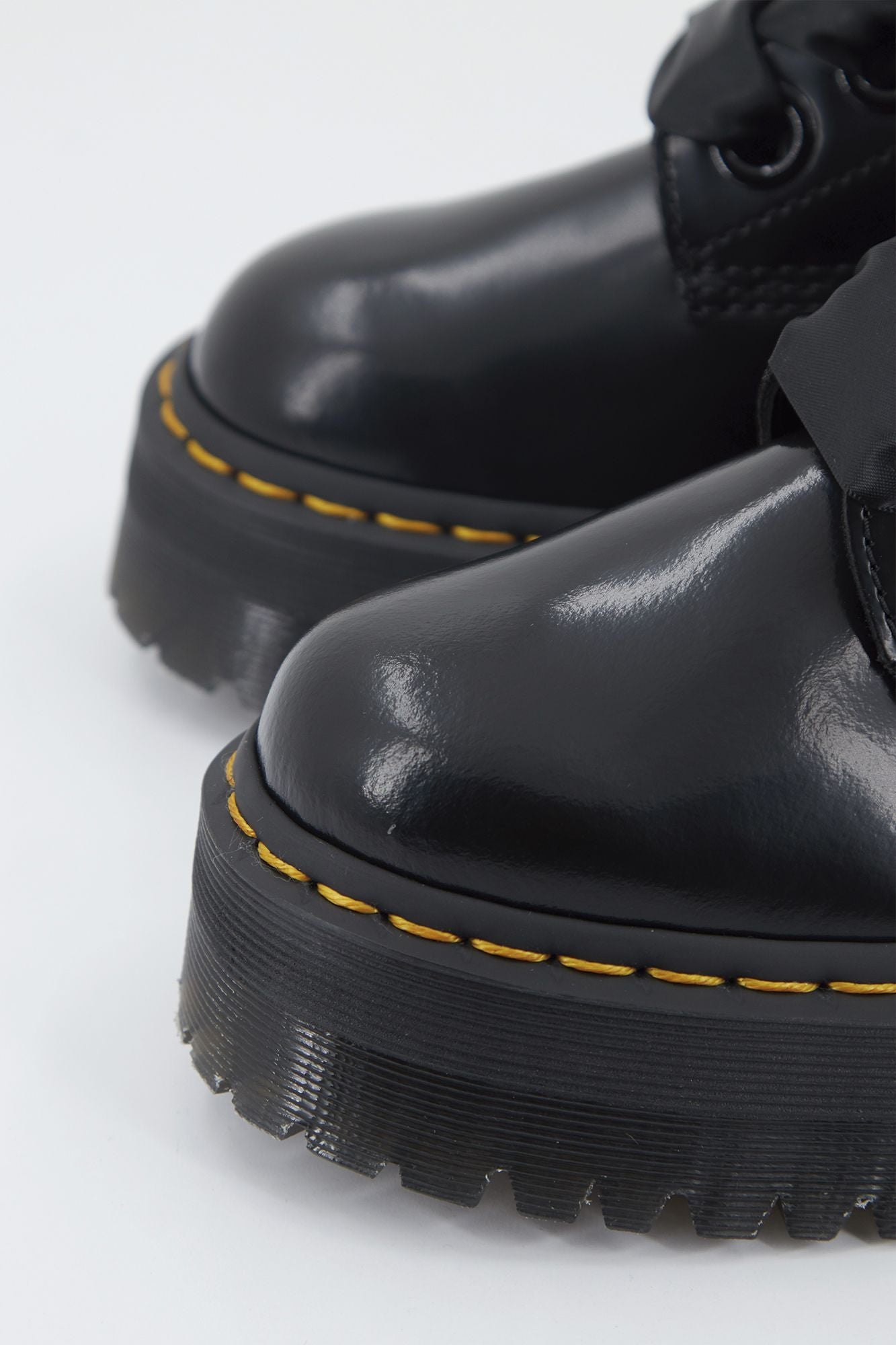 DR. MARTENS MOLLY 6-EYE BUTTERO en color NEGRO (4)