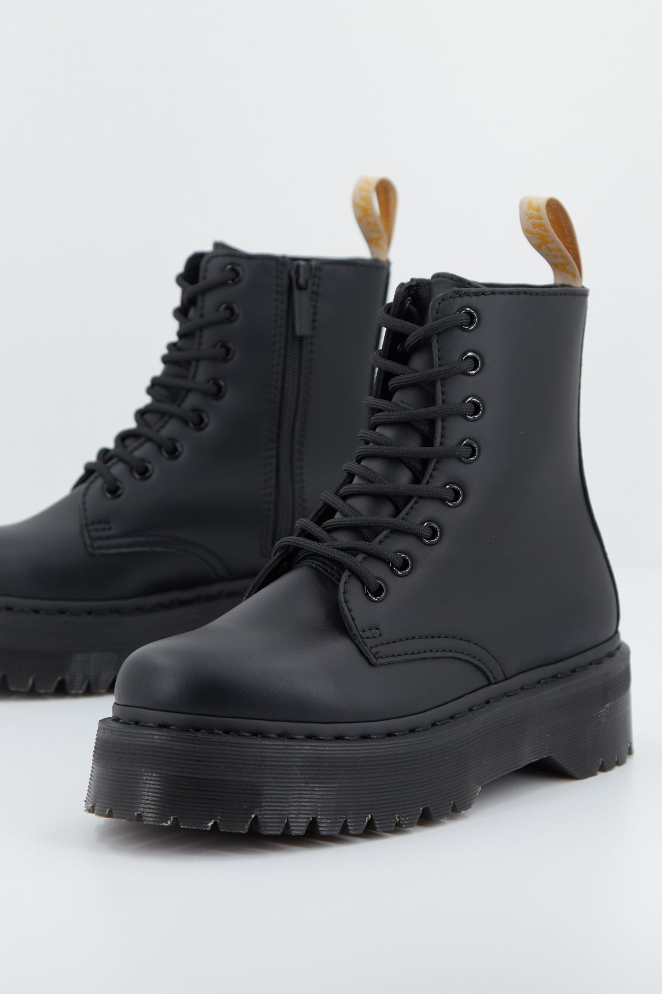 DR. MARTENS JADON MONO VEGAN en color NEGRO (1)