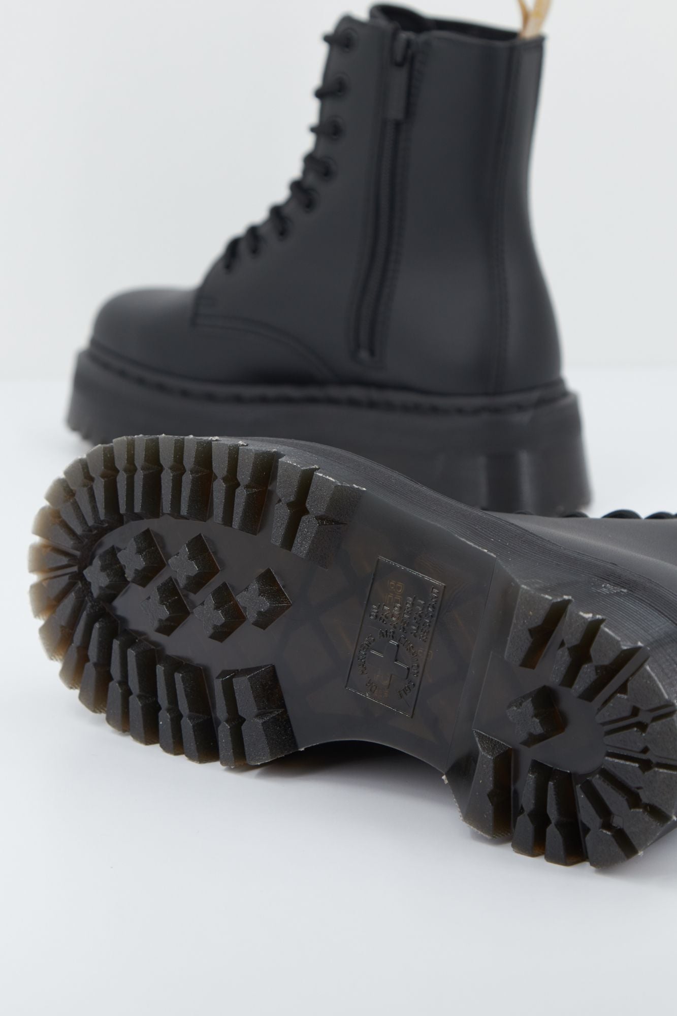 DR. MARTENS JADON MONO VEGAN en color NEGRO (4)