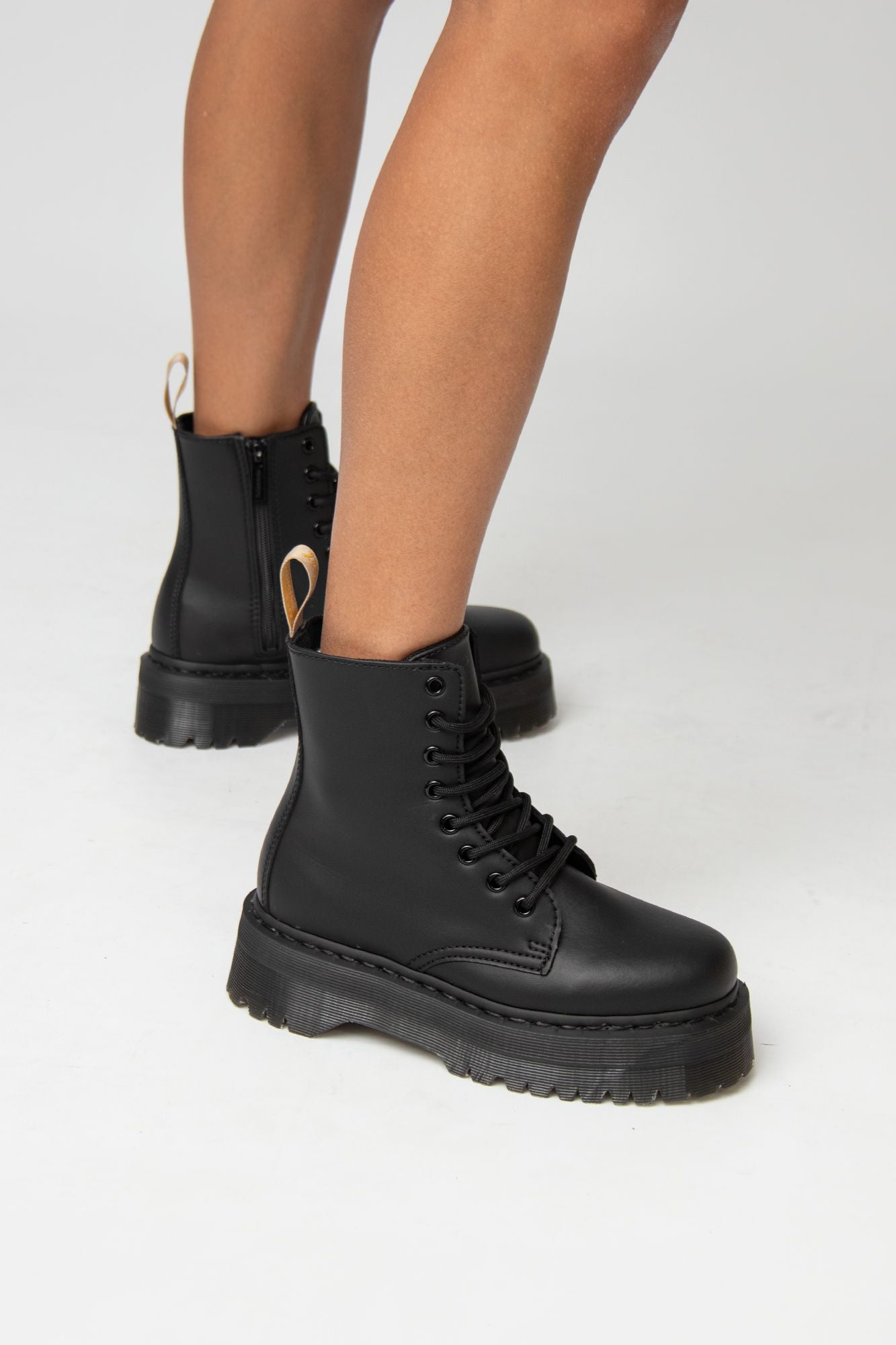 DR. MARTENS JADON MONO VEGAN en color NEGRO (5)