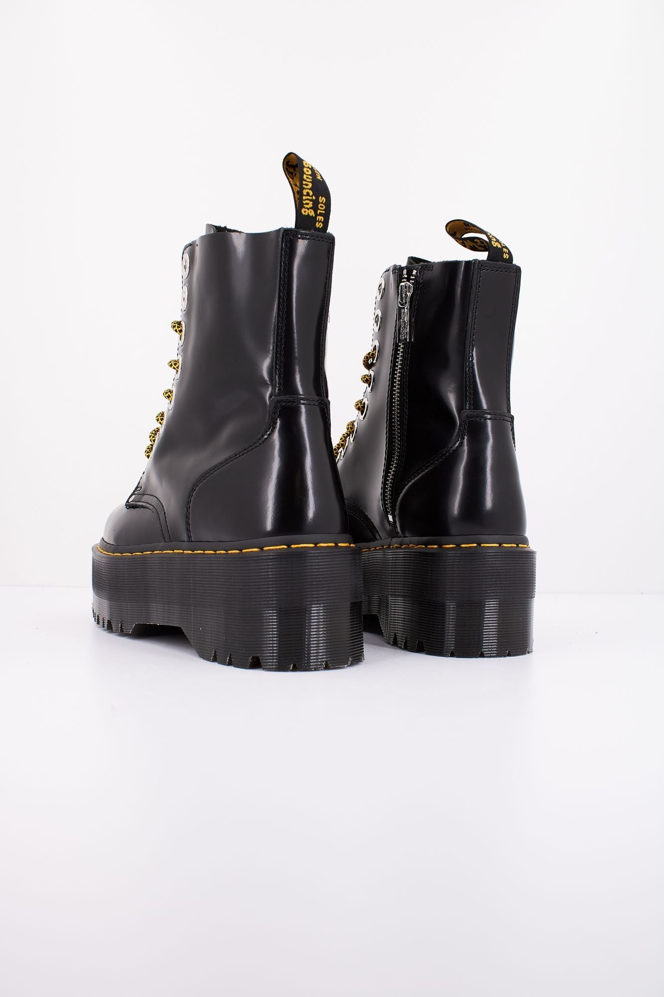 DR. MARTENS JADON MAX 8-EYE BUTTE en color NEGRO (3)