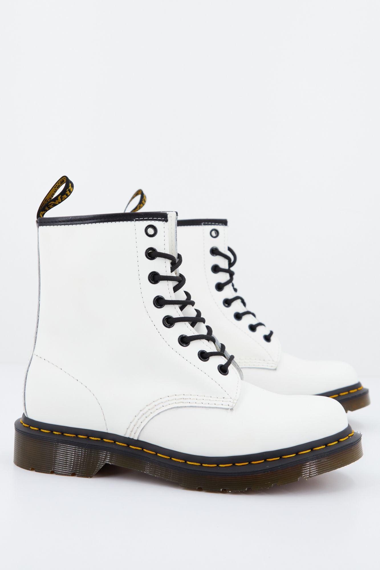 DR. MARTENS 8-EYE SMOOTH en color BLANCO (1)