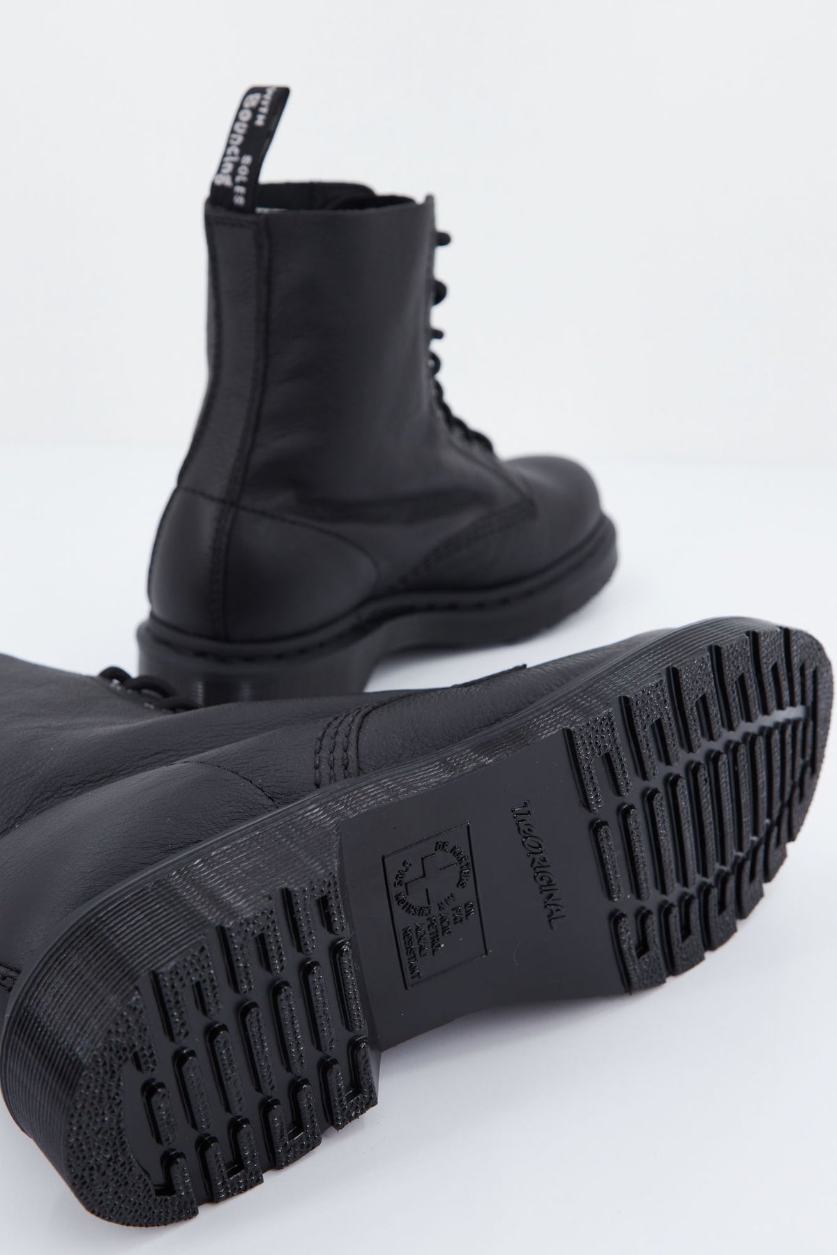 DR. MARTENS PASCAL MONO 8-EYE V en color NEGRO (4)