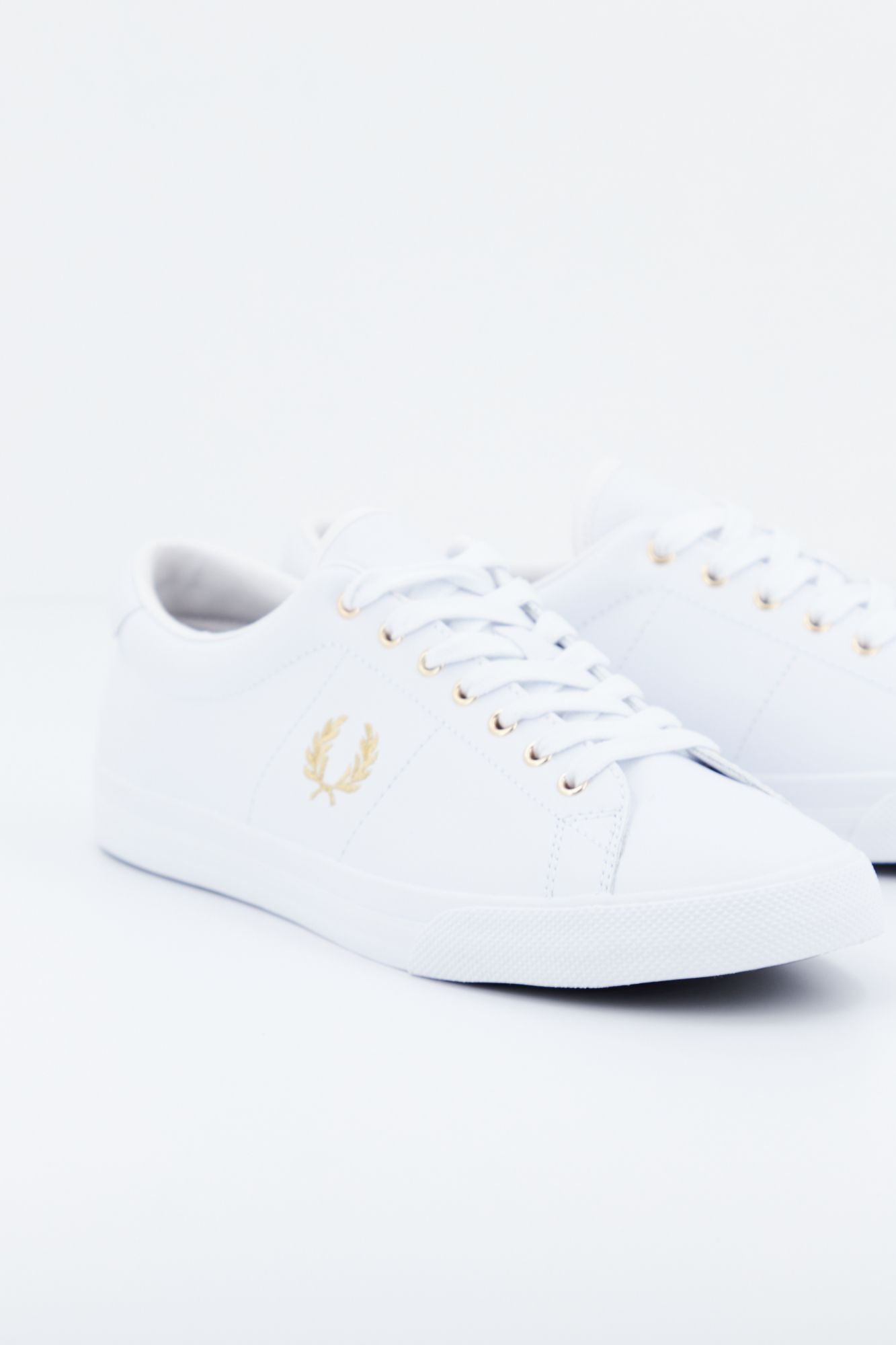 FRED PERRY UNDERSPIN LEATHER en color BLANCO (1)