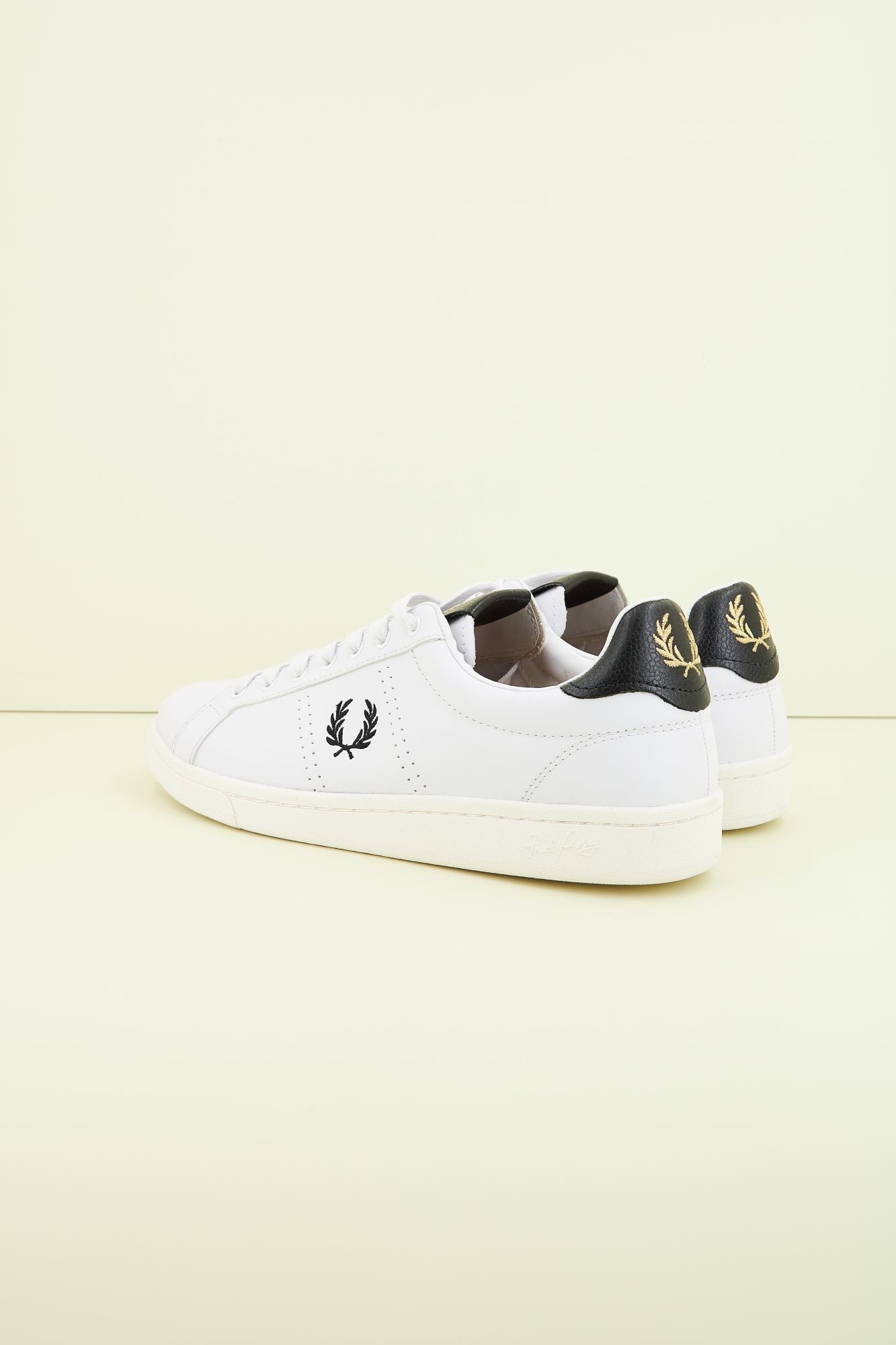 FRED PERRY LEATHER TAB en color BLANCO (3)