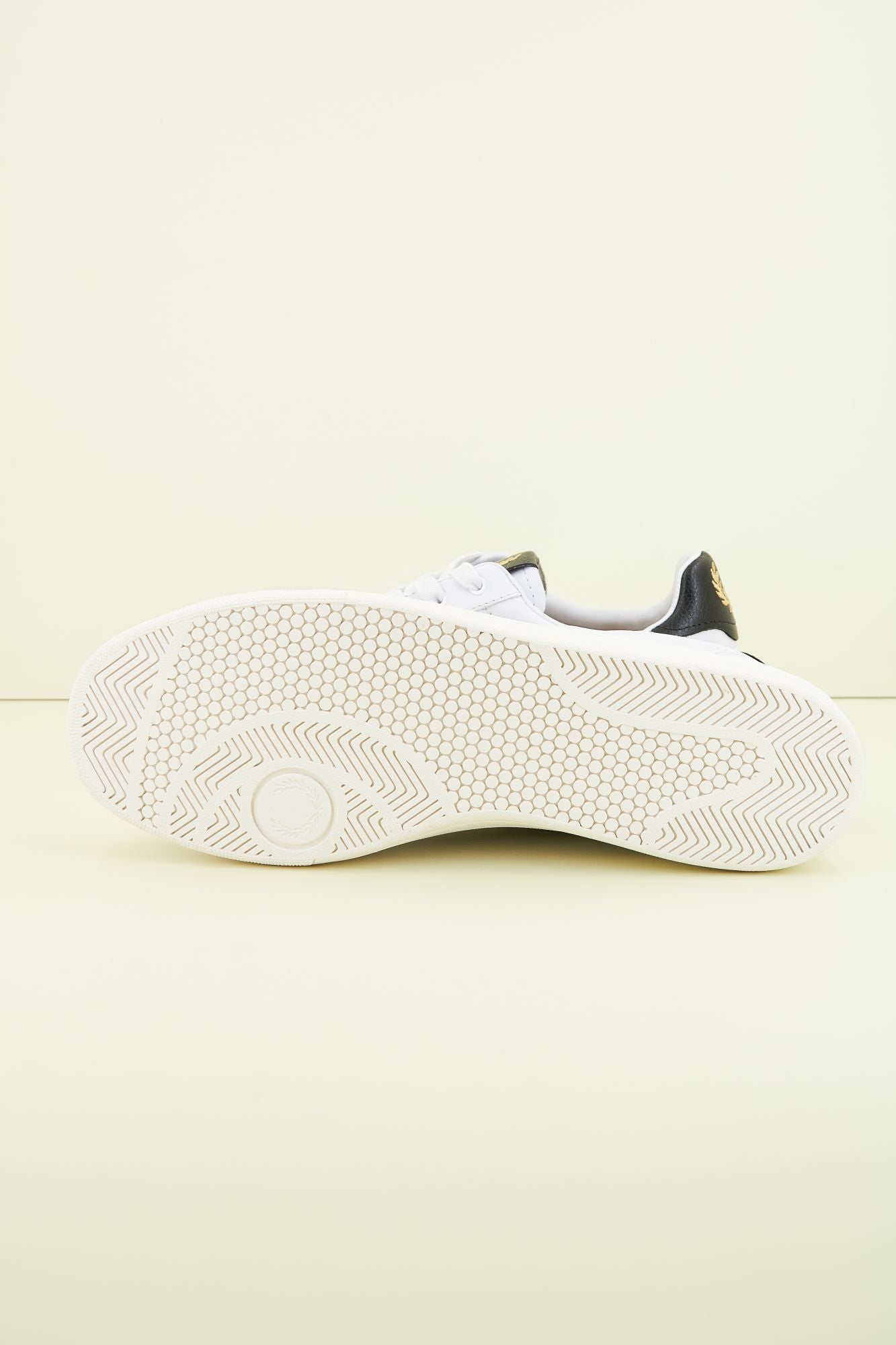 FRED PERRY LEATHER TAB en color BLANCO (4)