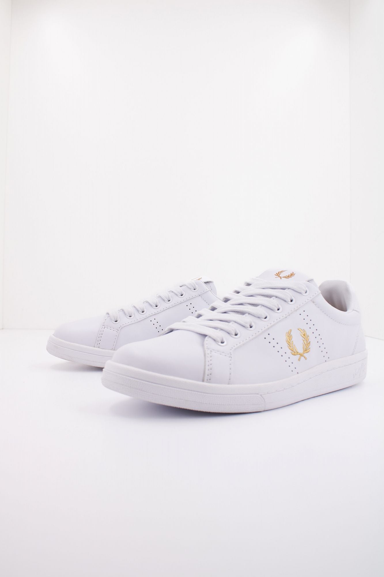 FRED PERRY LEATHER en color BLANCO (2)