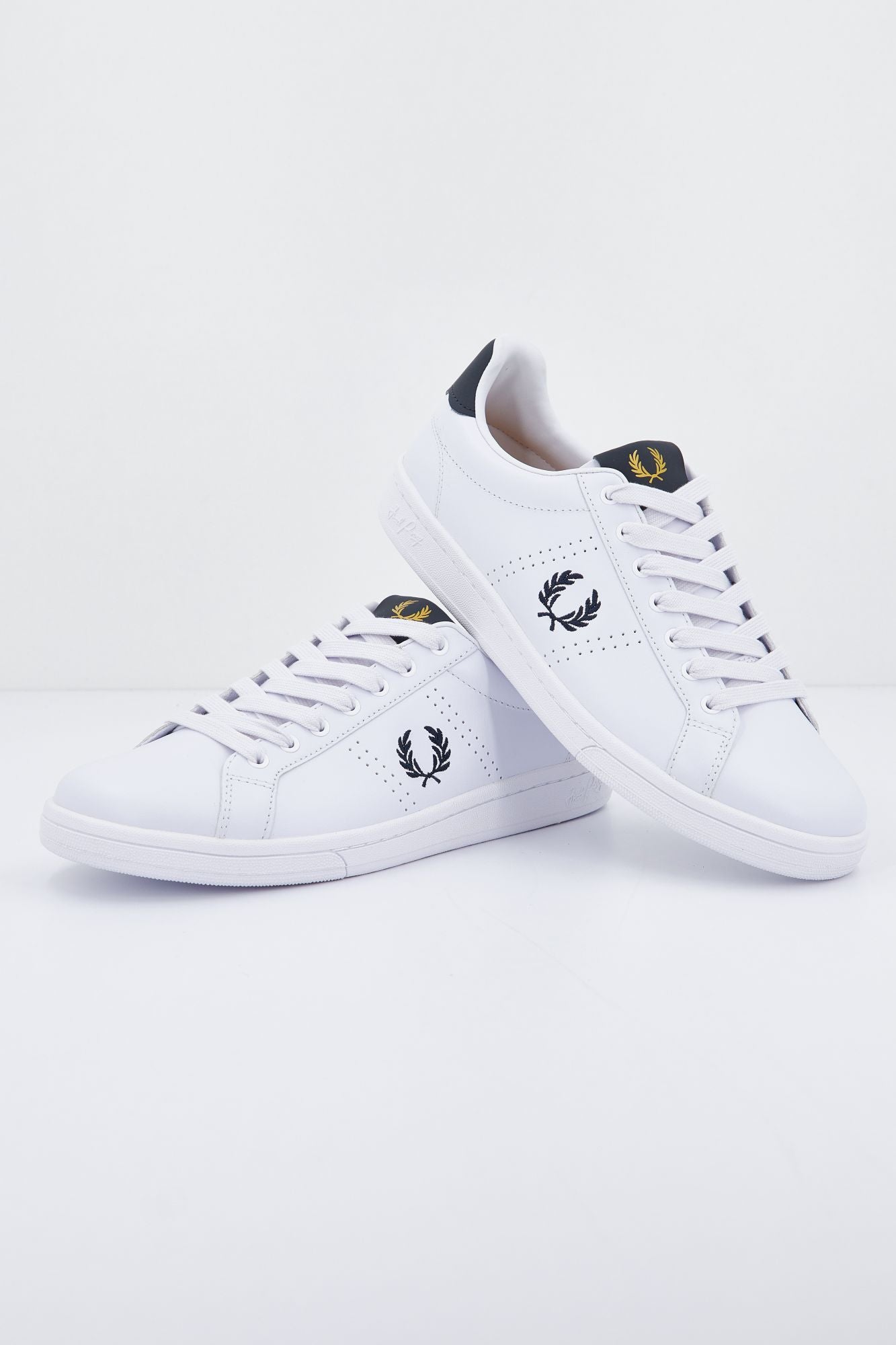 FRED PERRY LEATHER en color BLANCO (1)