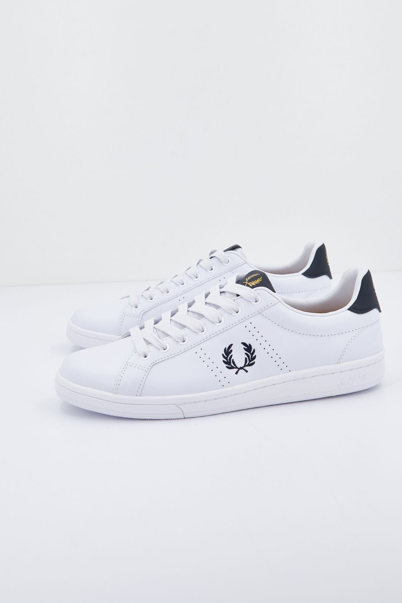 FRED PERRY LEATHER en color BLANCO (2)