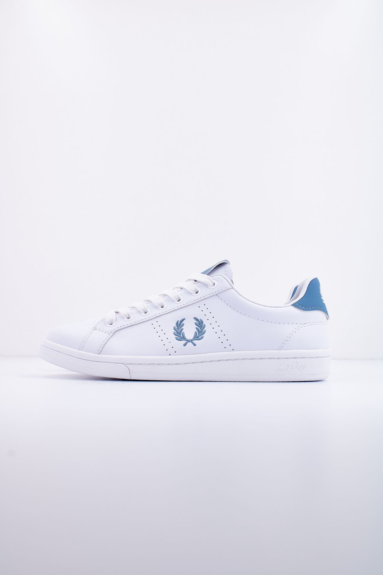 FRED PERRY LEATHER en color BLANCO (1)