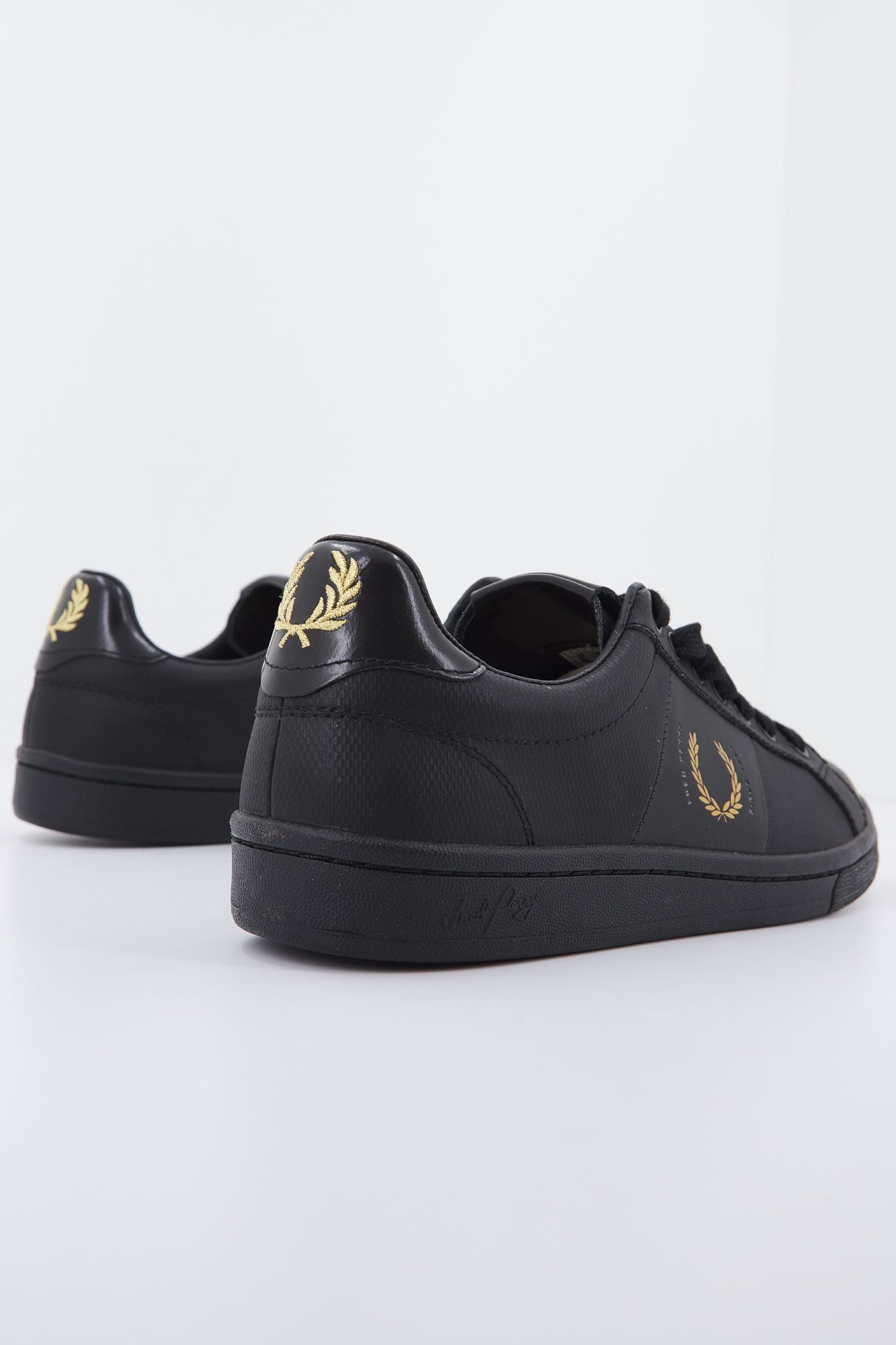 FRED PERRY B721 PIQUE en color NEGRO (2)