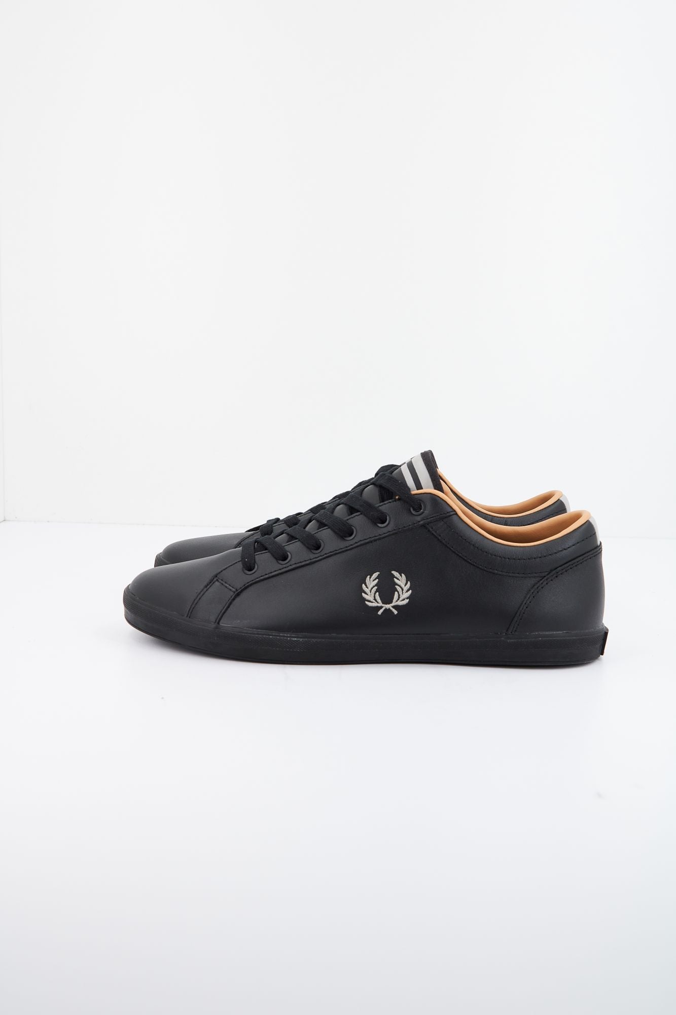 FRED PERRY BASELINE LEATHER en color NEGRO (1)