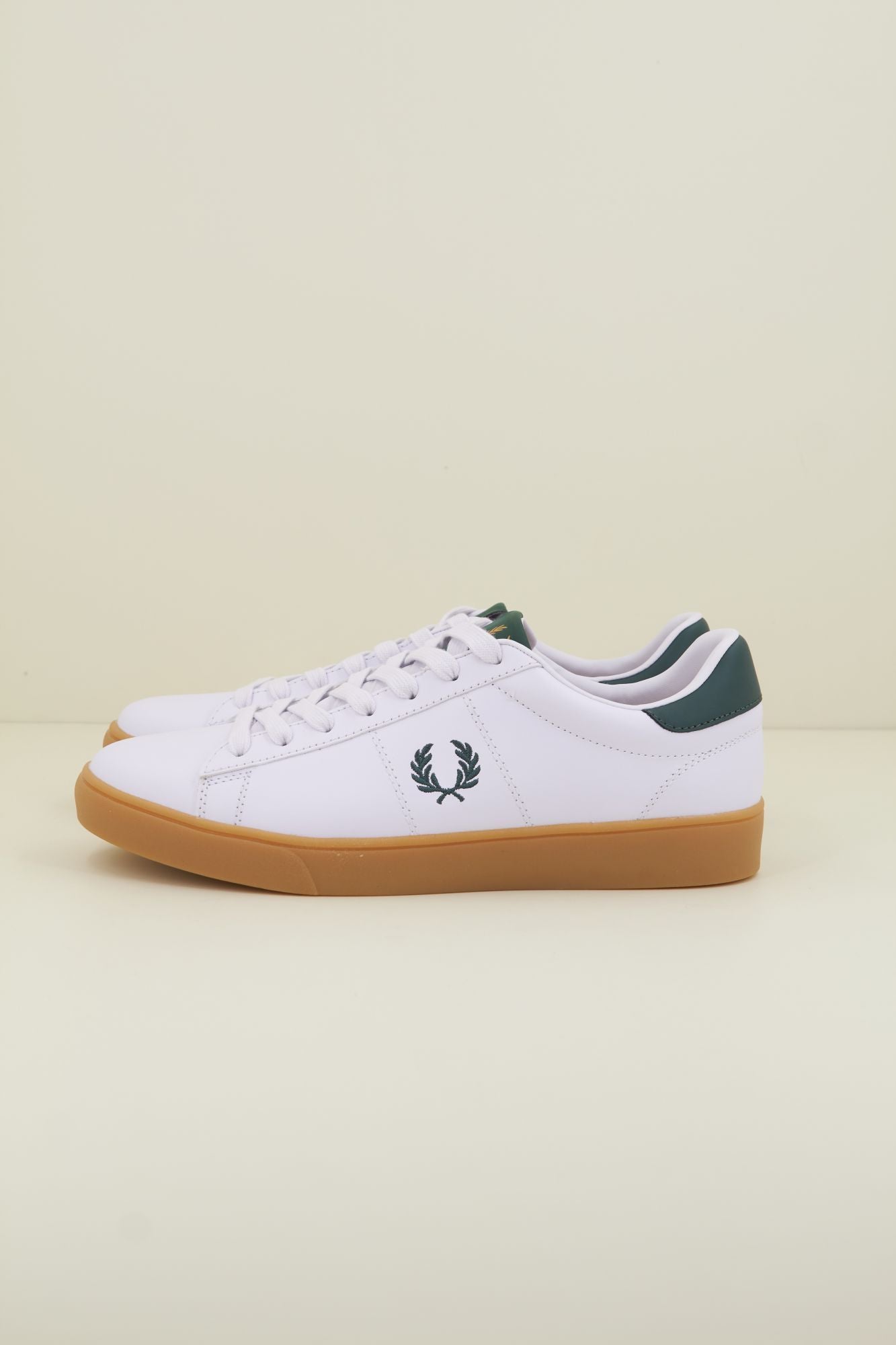 FRED PERRY SPENCER LEATHER en color BLANCO (1)