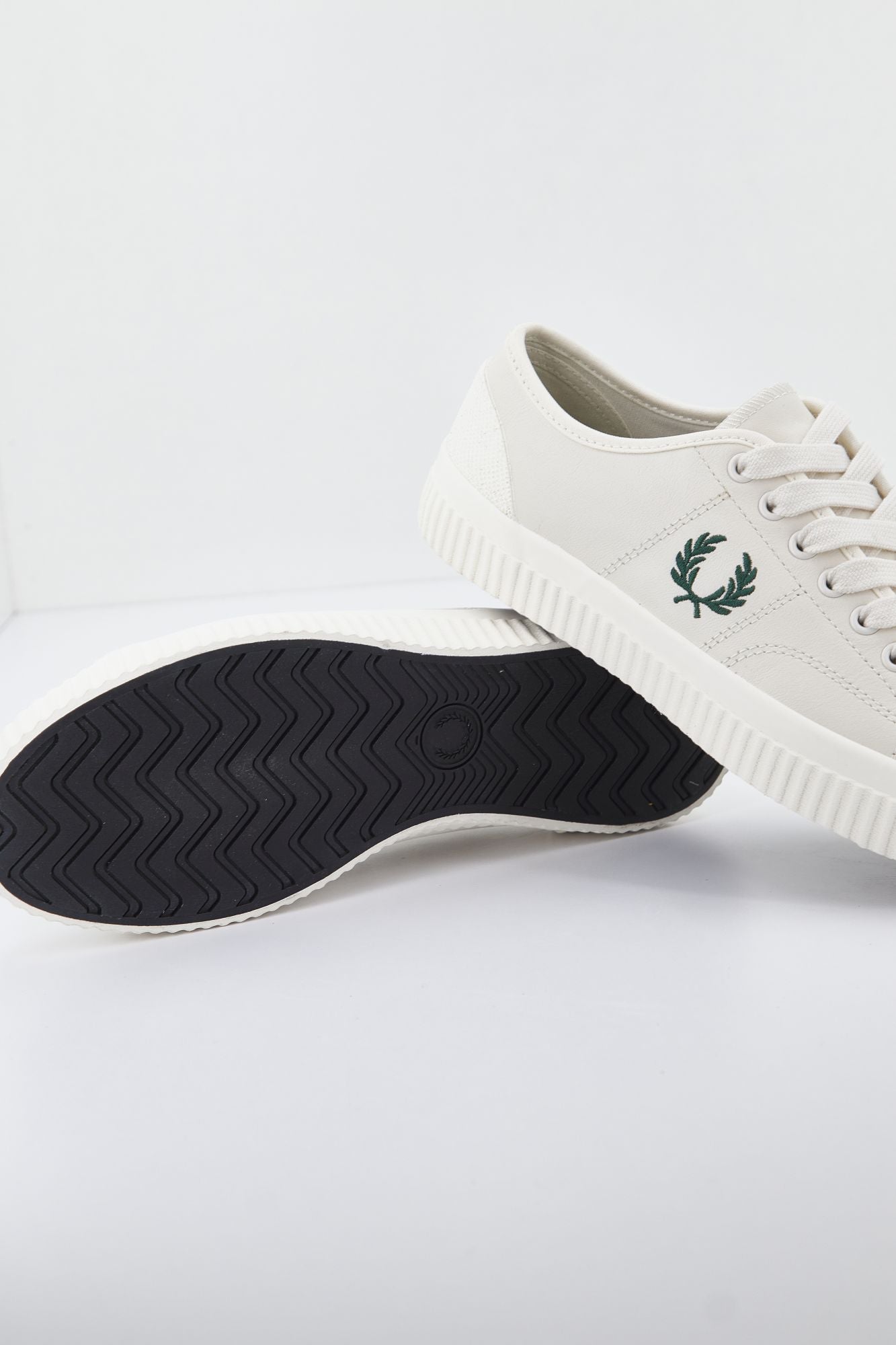 FRED PERRY HUGHES LOW LEATHER en color BLANCO (2)
