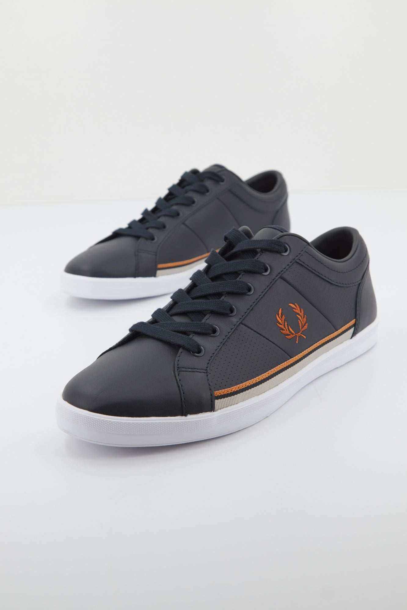 FRED PERRY BASELINE PERF LEATH en color AZUL (2)