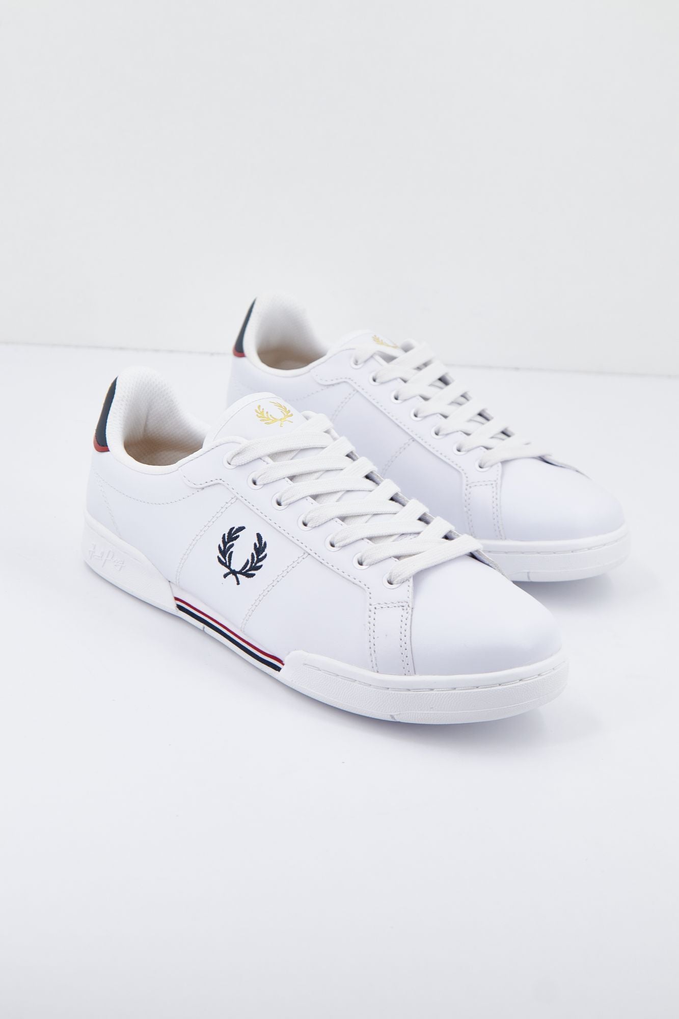 FRED PERRY B722 LEATHER en color BLANCO (1)