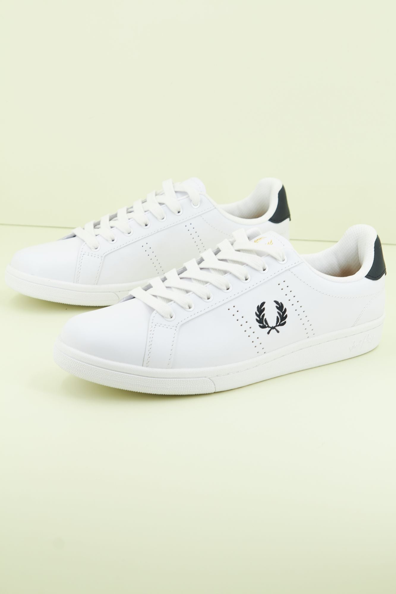 FRED PERRY B721 LEATHER en color BLANCO (2)