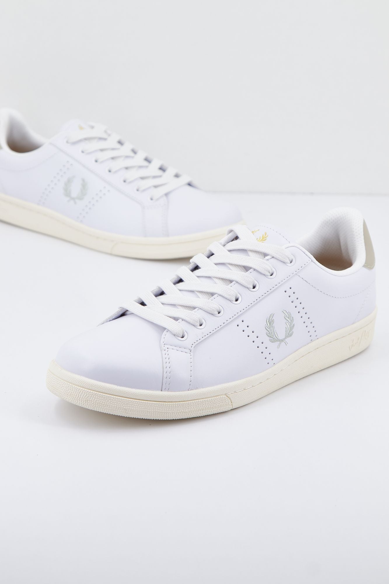 FRED PERRY B721 LEATHER en color BLANCO (1)