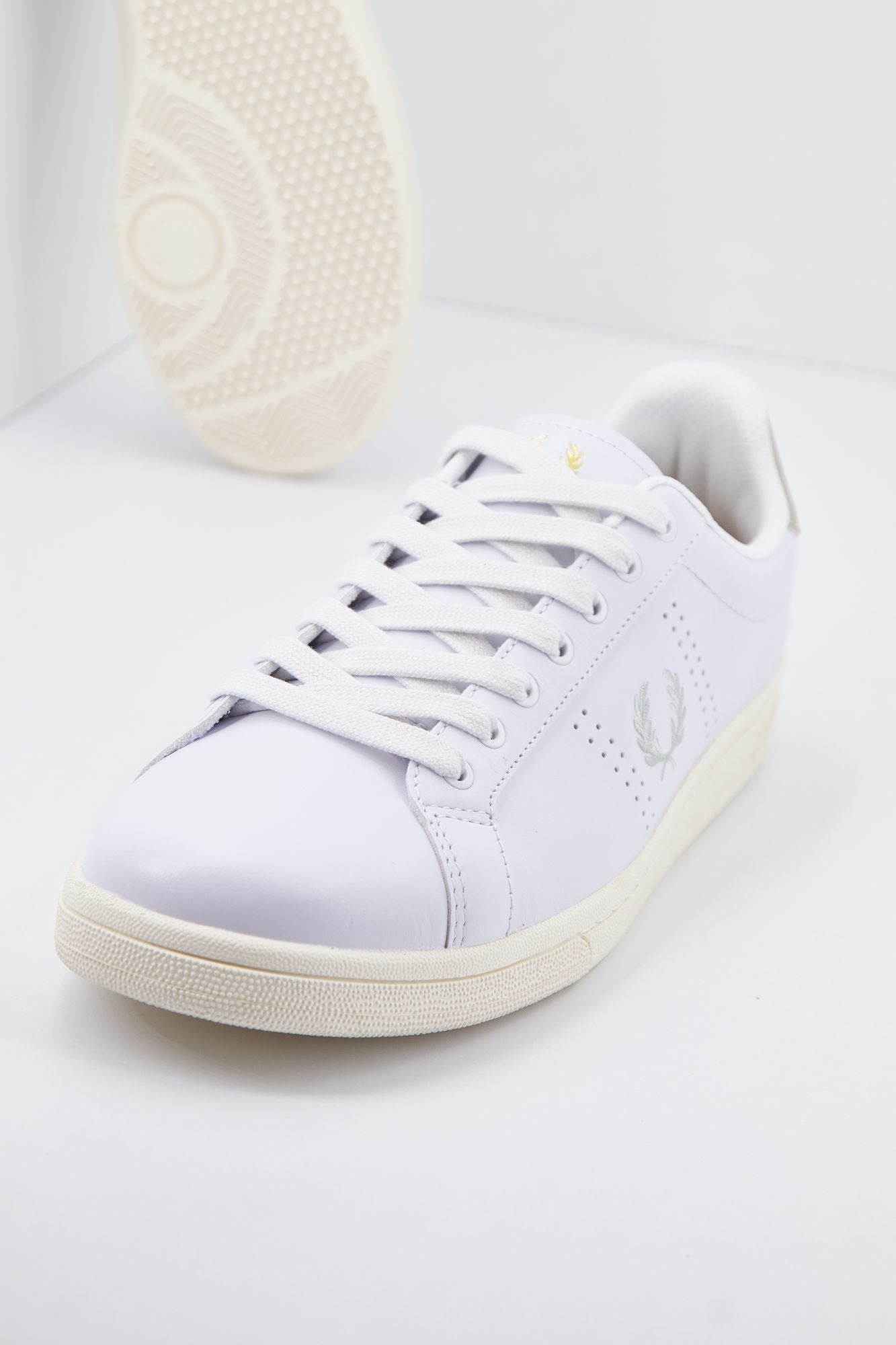 FRED PERRY B721 LEATHER en color BLANCO (2)