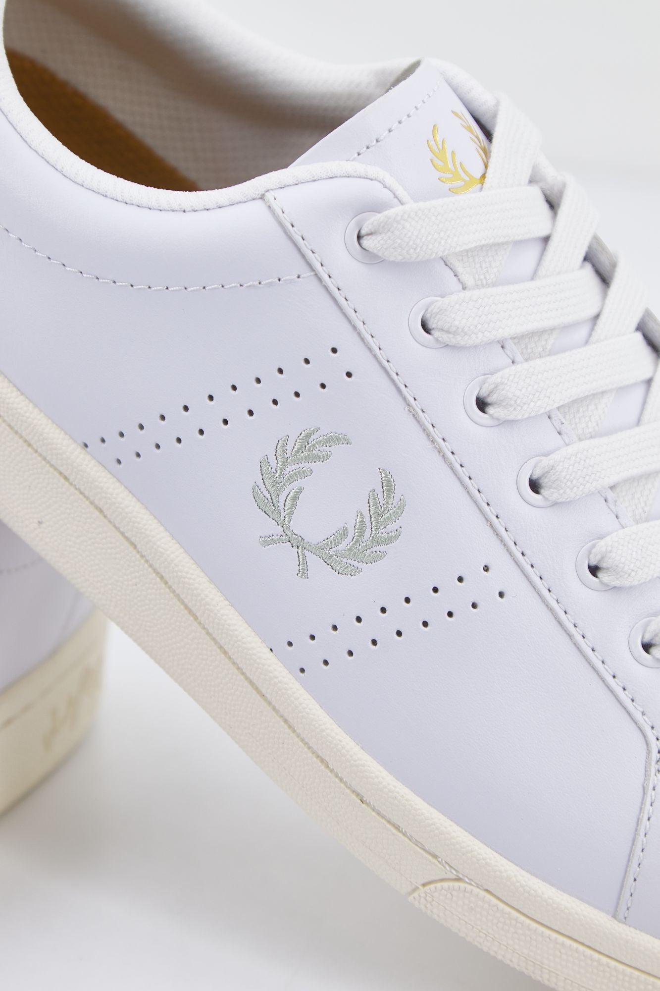 FRED PERRY B721 LEATHER en color BLANCO (4)