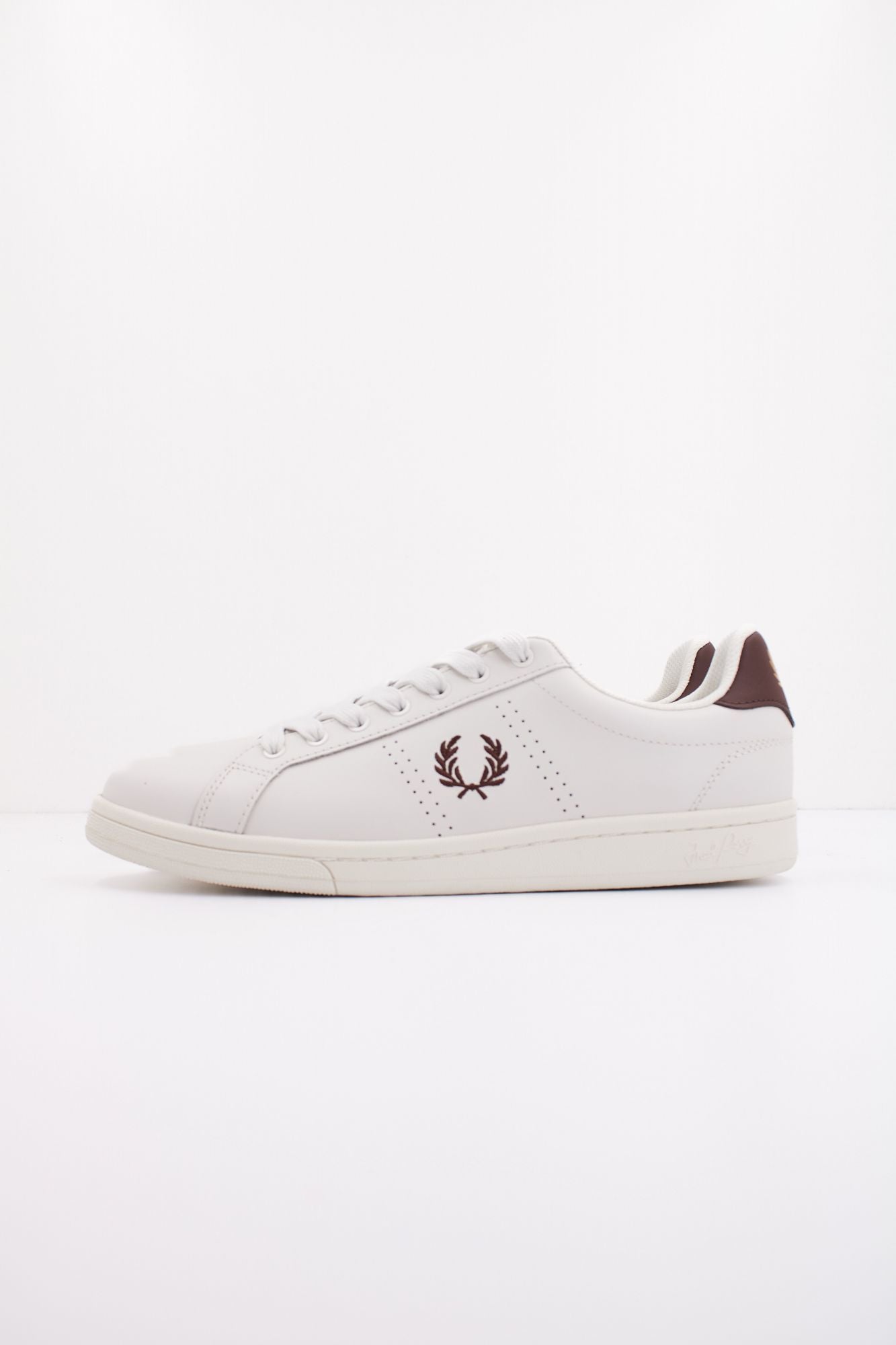 FRED PERRY B721 LEATHER en color BLANCO (1)
