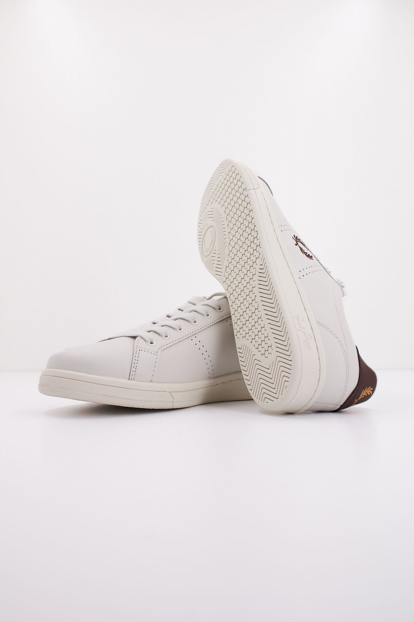 FRED PERRY B721 LEATHER en color BLANCO (4)