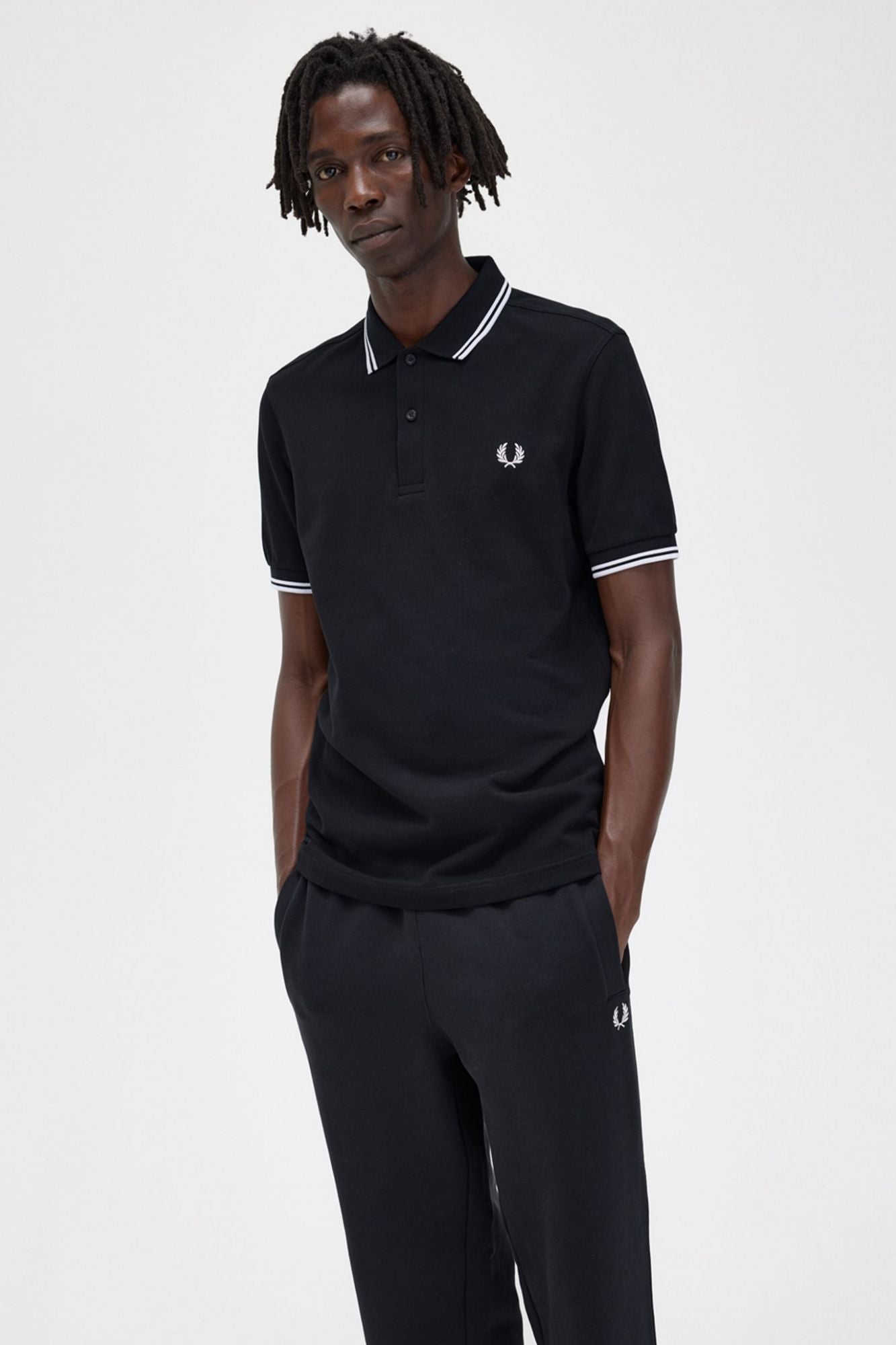 FRED PERRY TWIN TIPPED en color NEGRO (2)