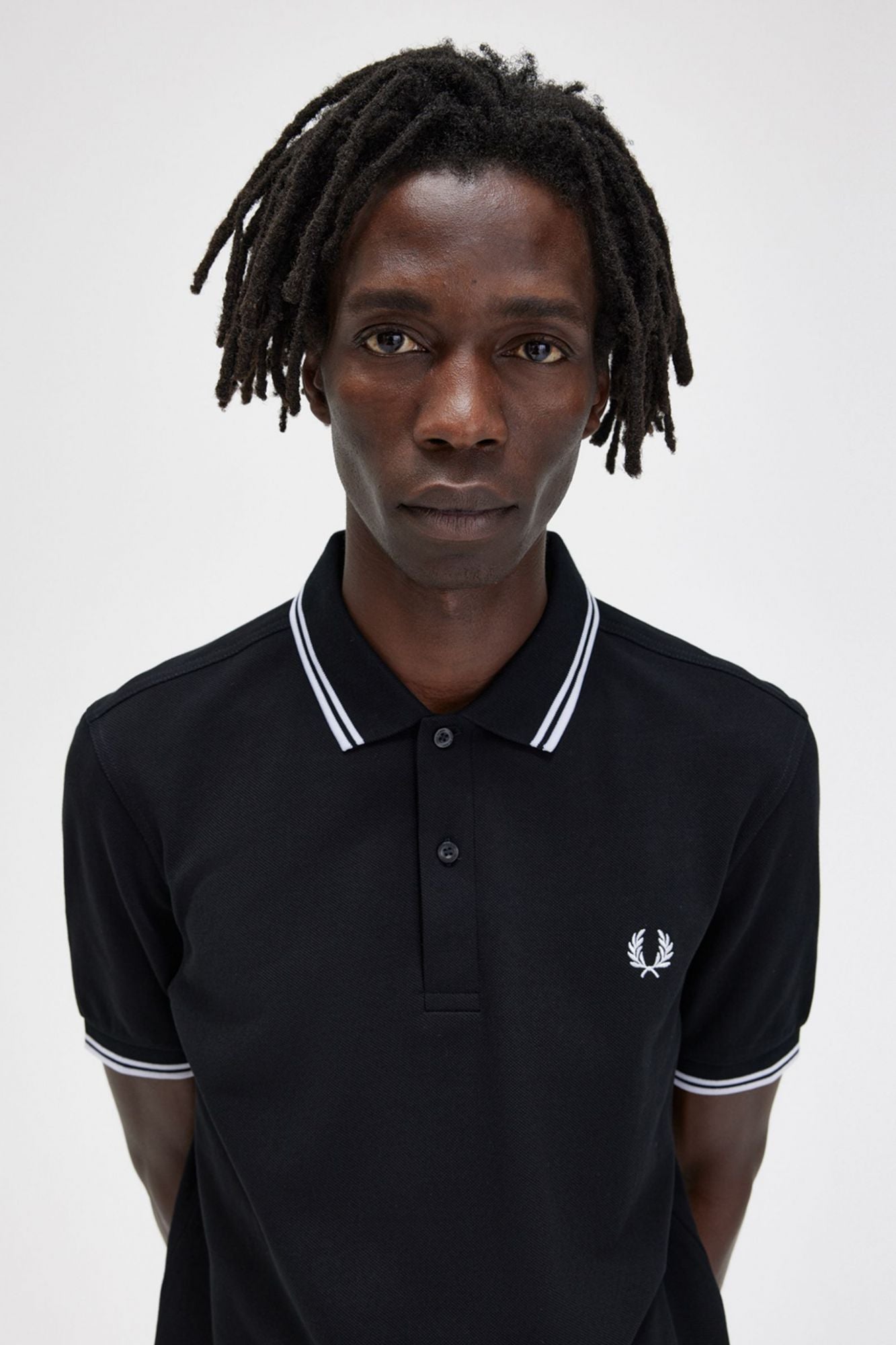 FRED PERRY TWIN TIPPED en color NEGRO (3)