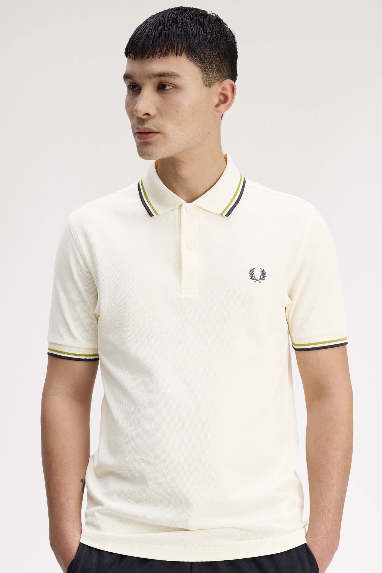 FRED PERRY TWIN TIPPED en color BLANCO (1)
