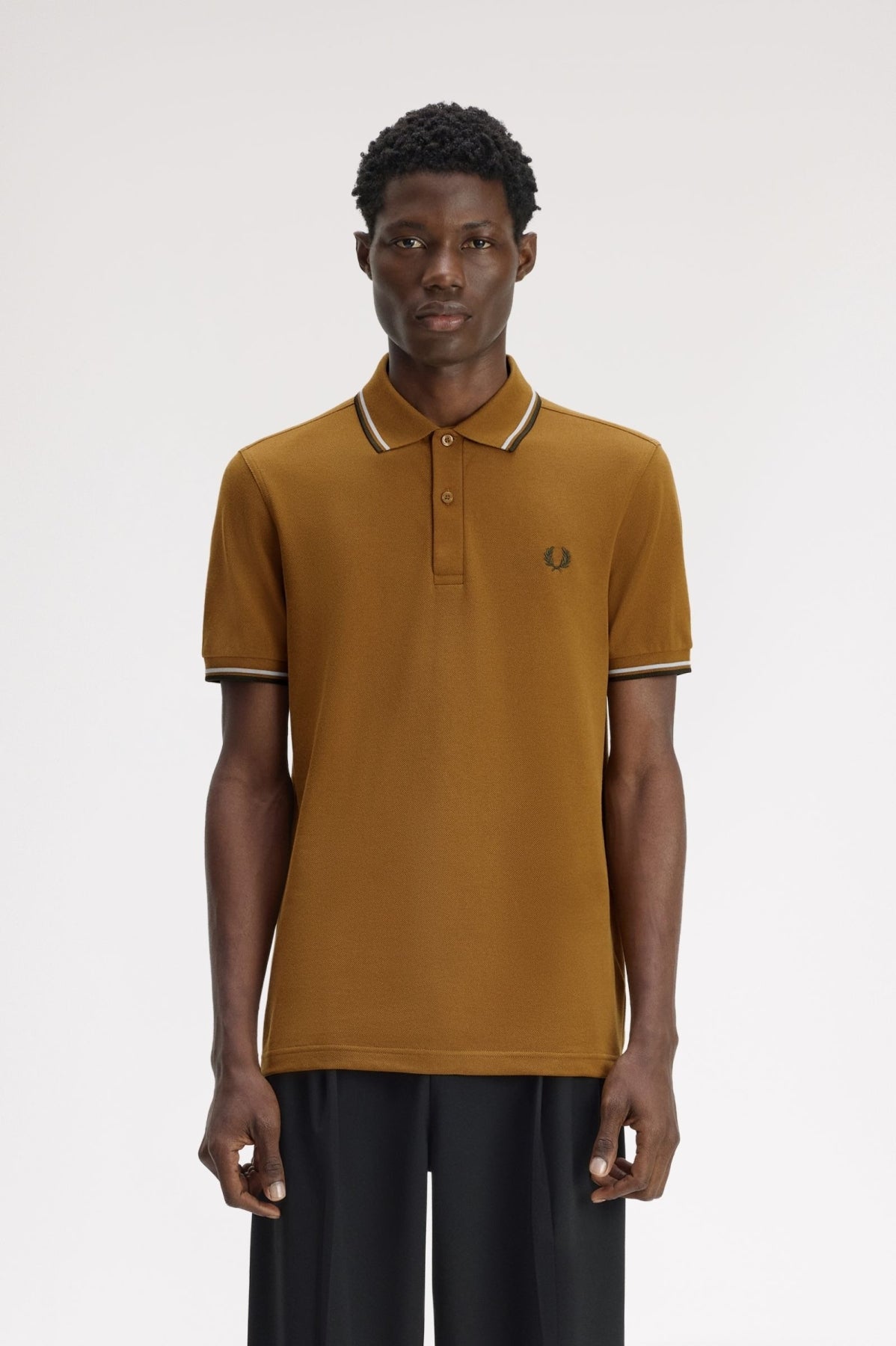 FRED PERRY M3600FP TWIN TIPPED SHIRT en color AMARILLO (1)