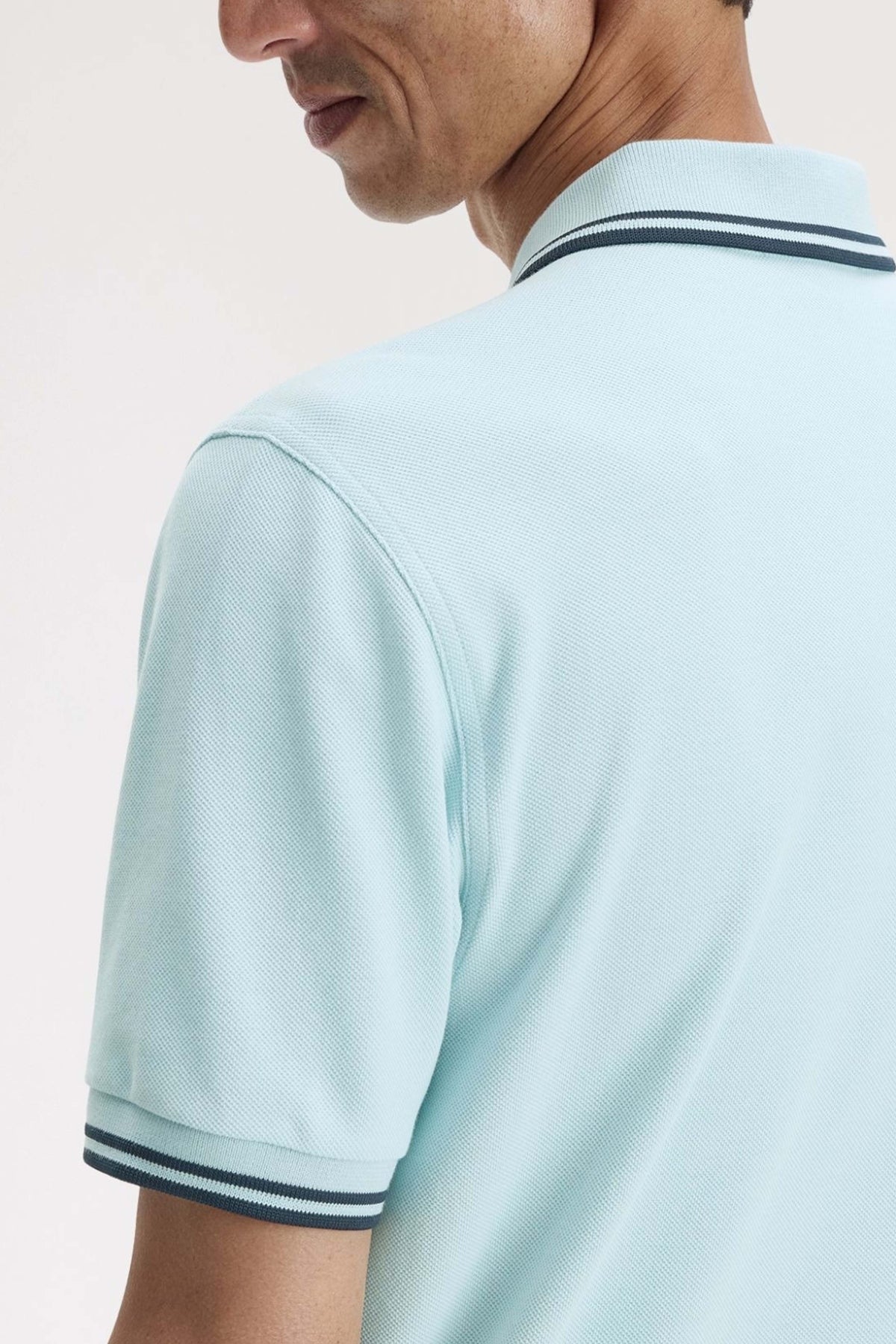 FRED PERRY TWIN TIPPED en color AZUL (4)