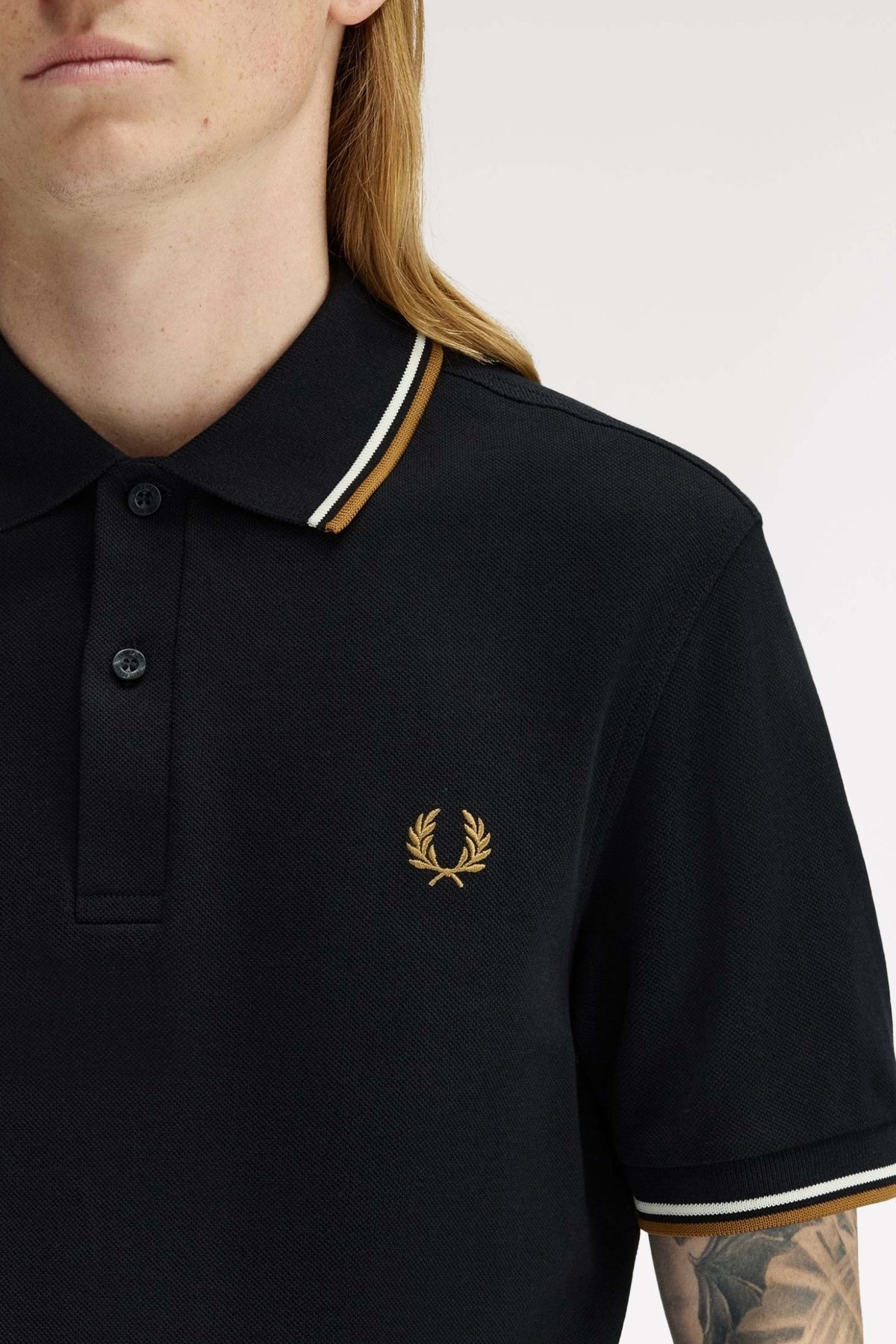 FRED PERRY TWIN TIPPED en color NEGRO (2)