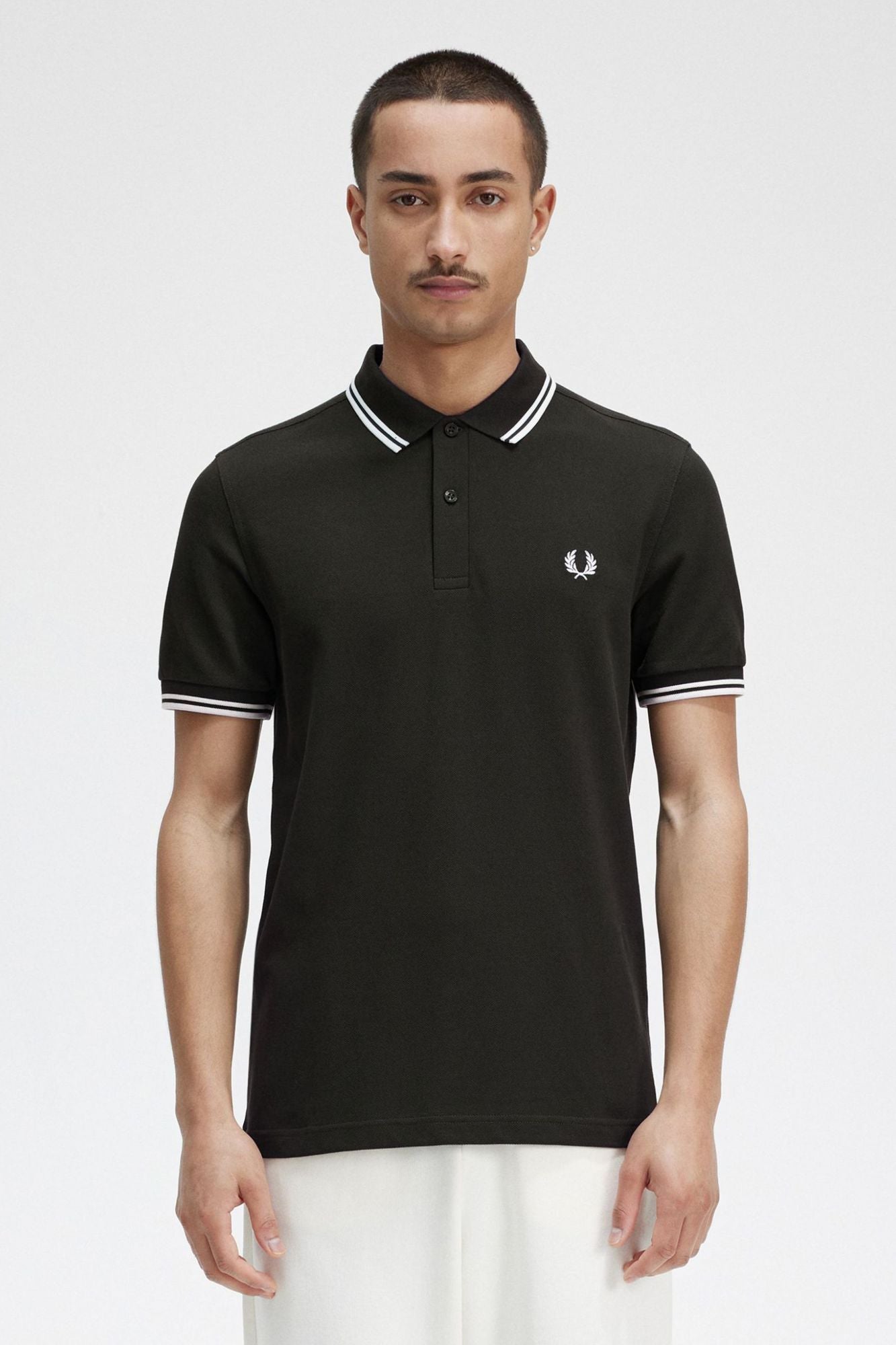 FRED PERRY TWIN TIPPED en color NEGRO (1)