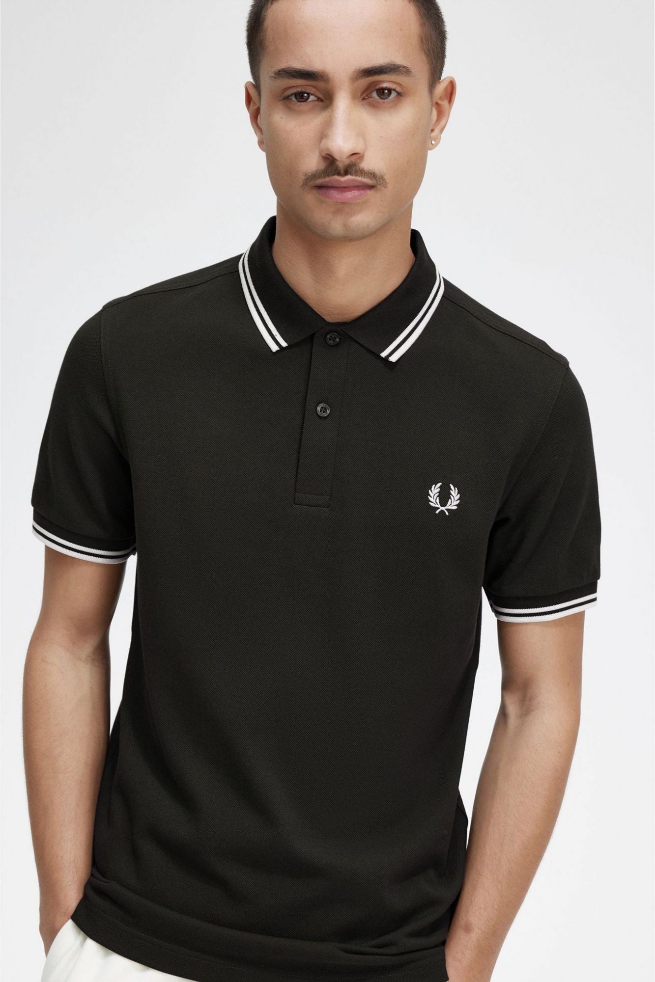 FRED PERRY TWIN TIPPED en color NEGRO (3)