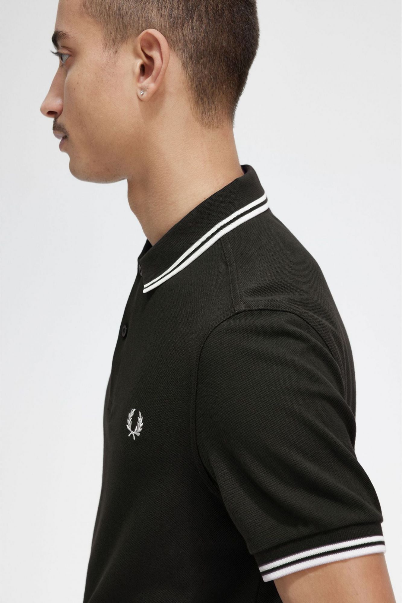 FRED PERRY TWIN TIPPED en color NEGRO (4)