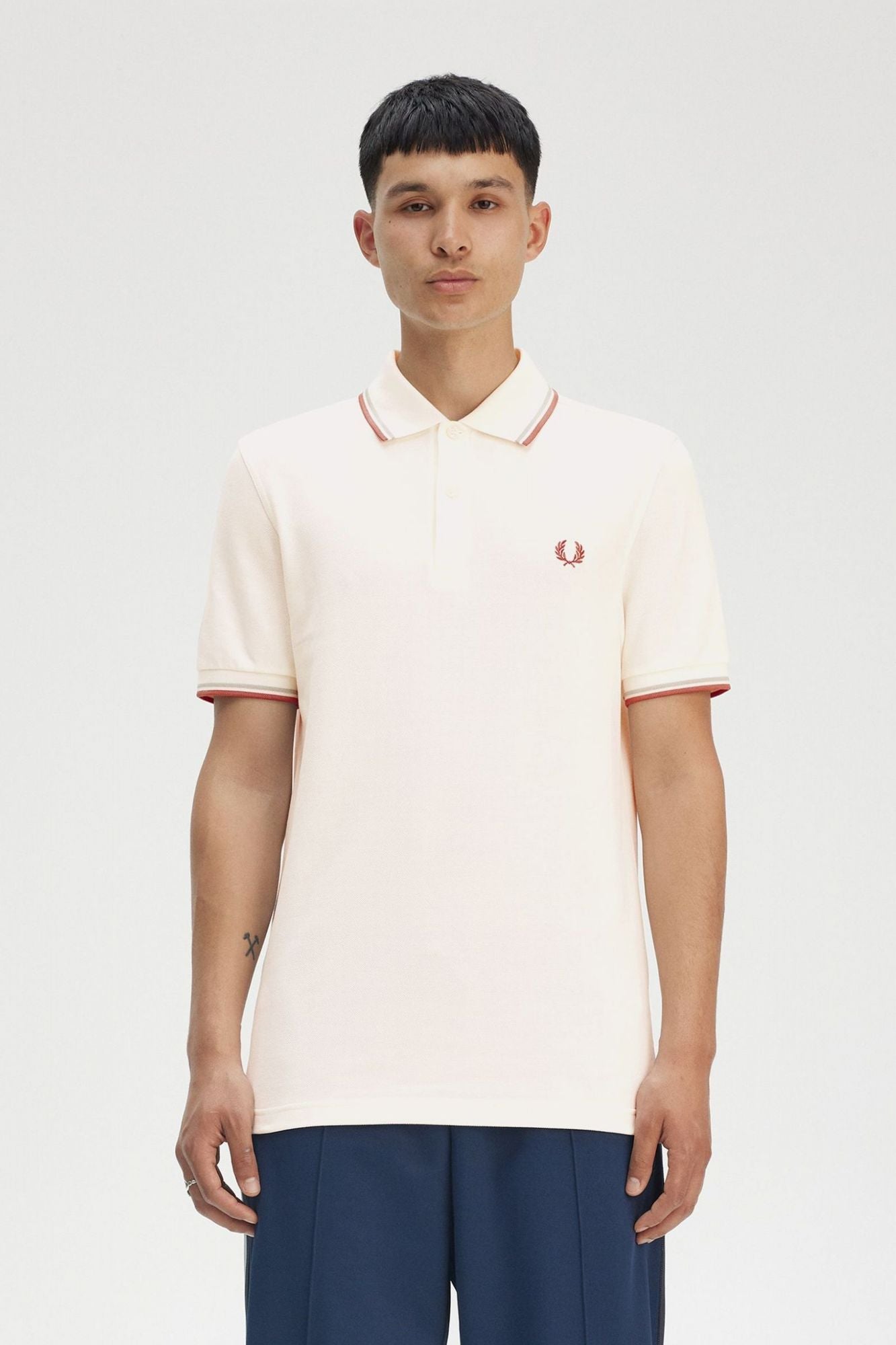 FRED PERRY TWIN TIPPED FRED PERRY SHIR en color BEIS (1)